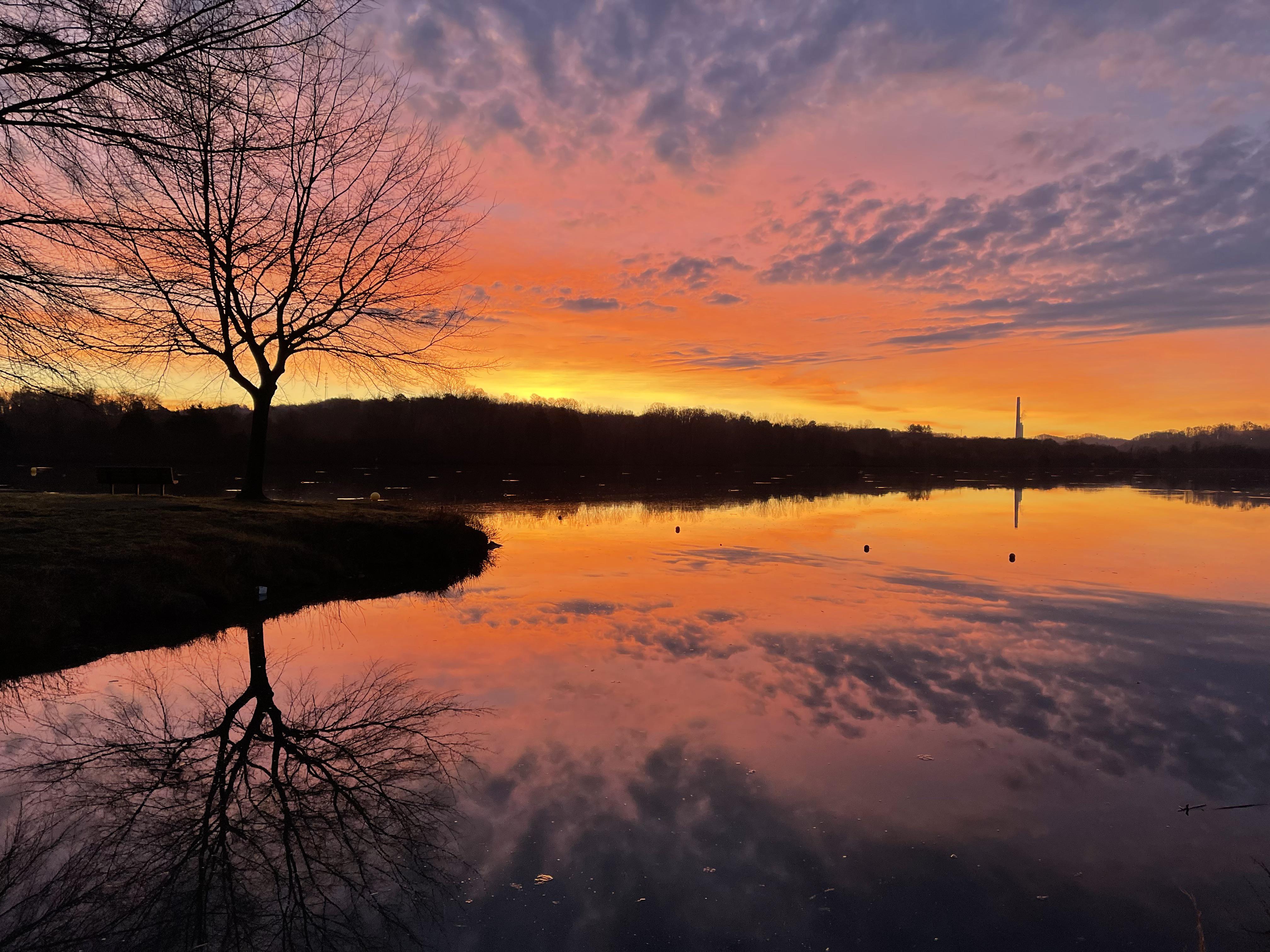 Sunrise on Melton Lake Drive, Oak Ridge, Tennessee r/SkyPorn