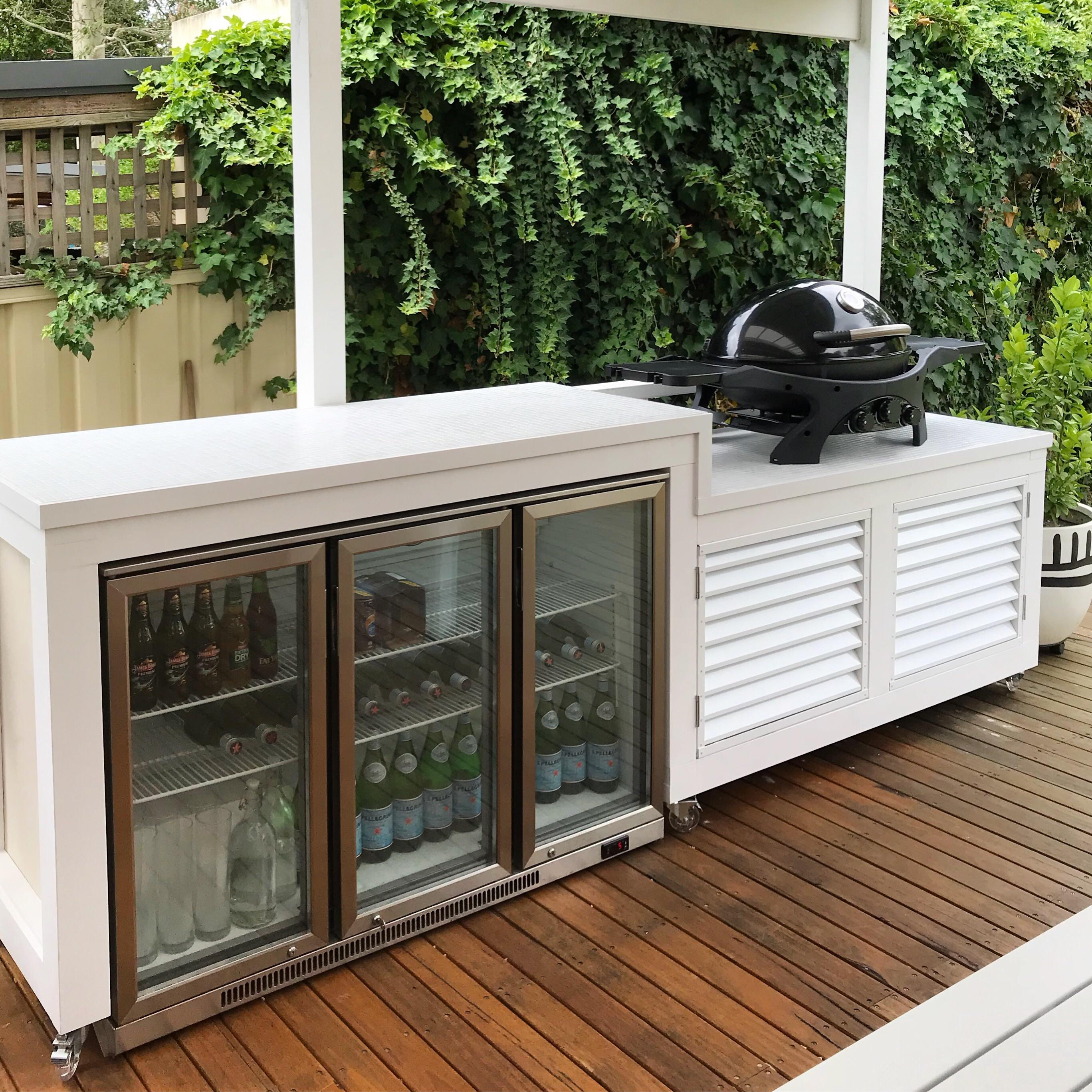 I built a mobile outdoor barbecue island to go with the bar fridge I