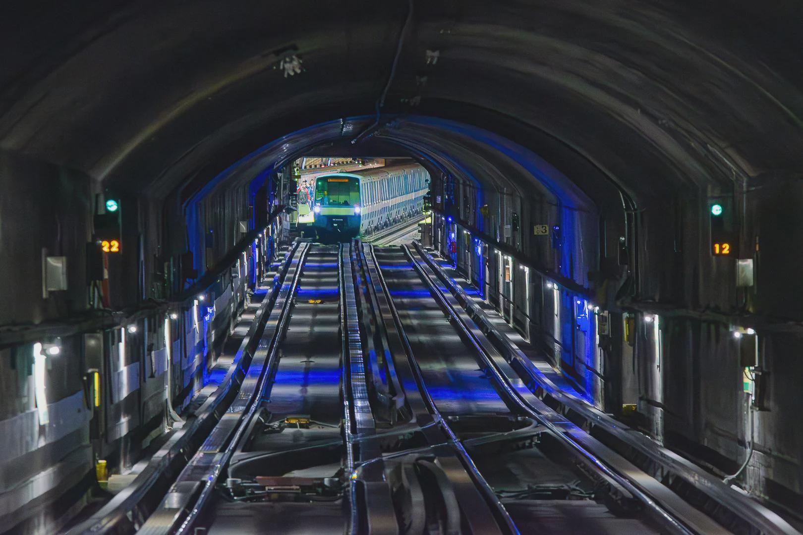 What are these blue lights in the Montreal Metro tunnels? r/trains
