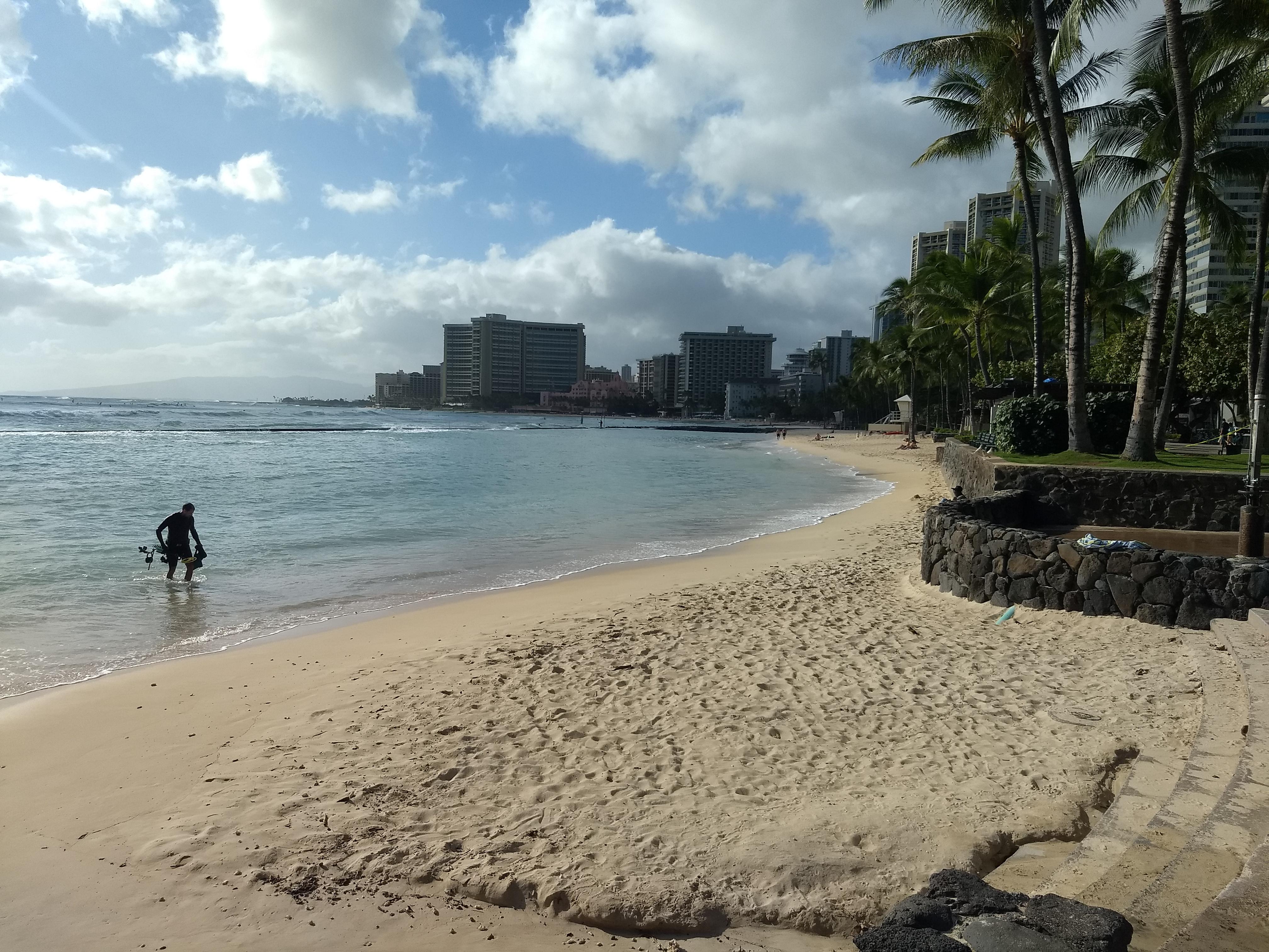 Empty Waikiki beaches these days... r/Hawaii