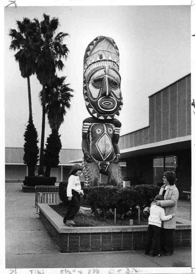 [WBW] Tiki Statue at Southgate Shopping Sacramento 1984 r/Tiki