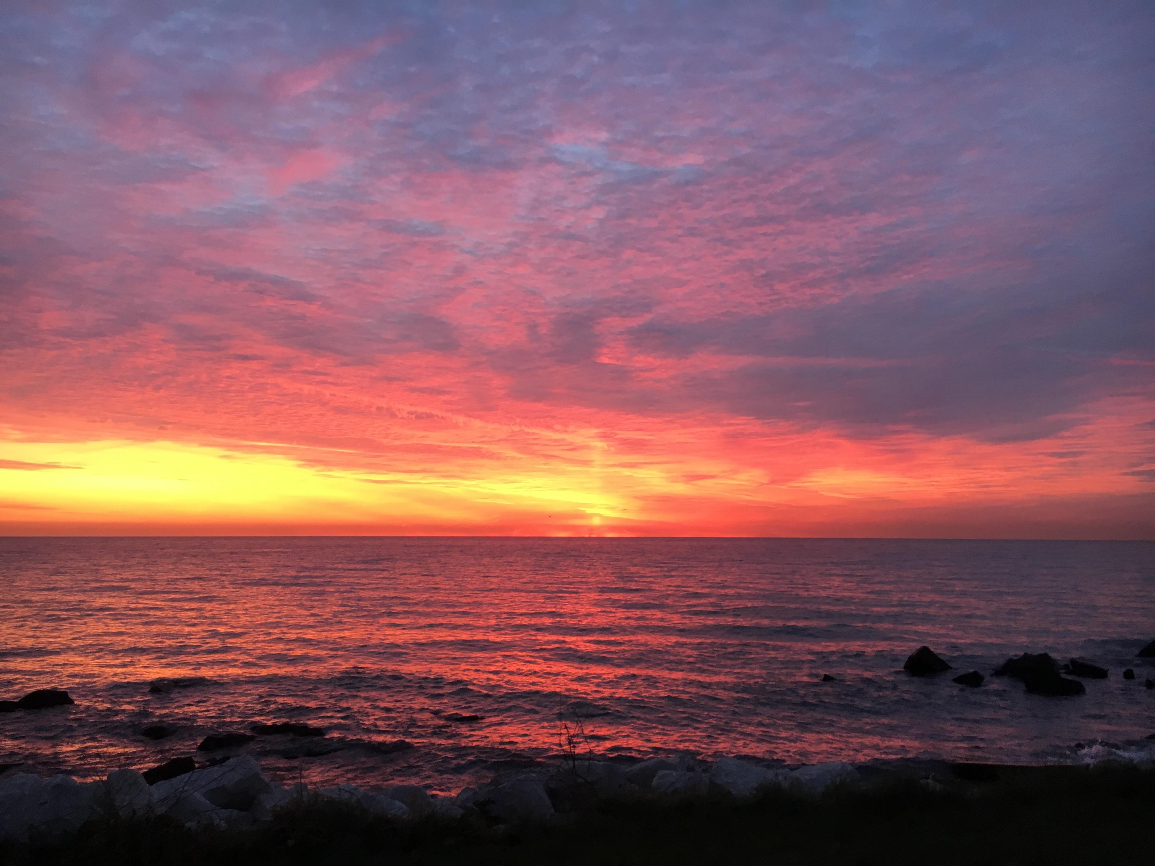 The sunrise over Lake Michigan this morning r/SkyPorn