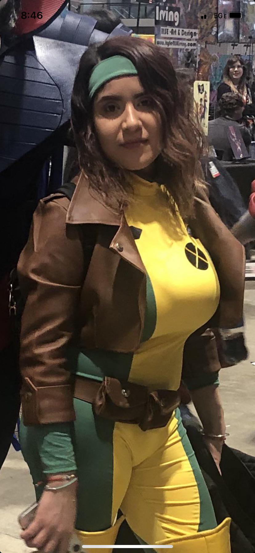 Busty Rogue cosplay : 2busty2hide