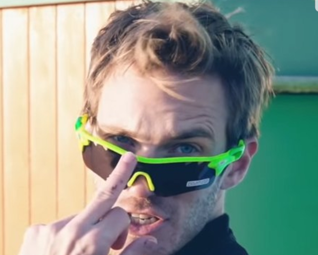 Anyone got an id on these glasses? r/findfashion
