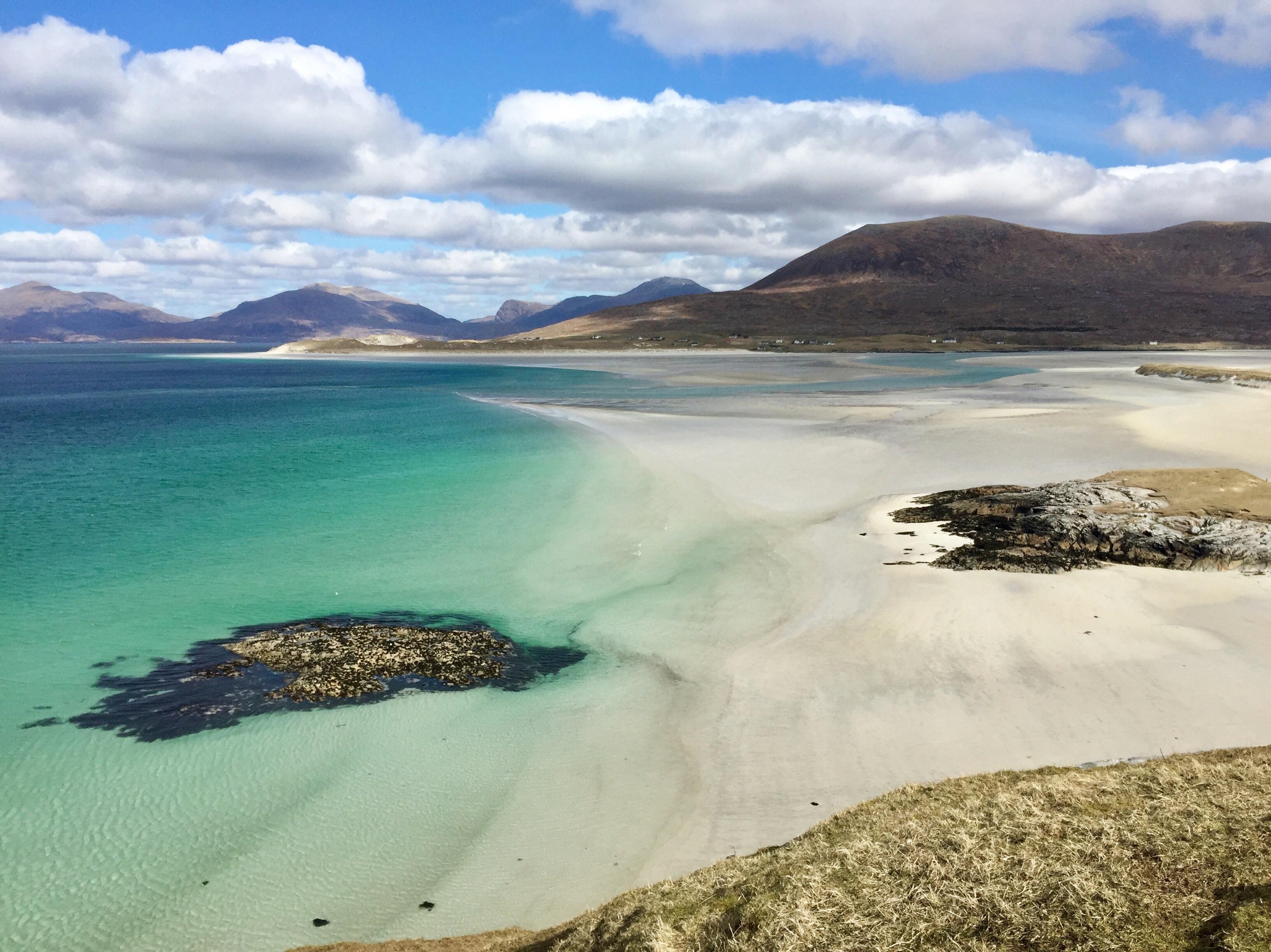 Luskentyre Bay, Isle of Harris. Probably the most beautiful beach I’ve ever seen! r/Scotland