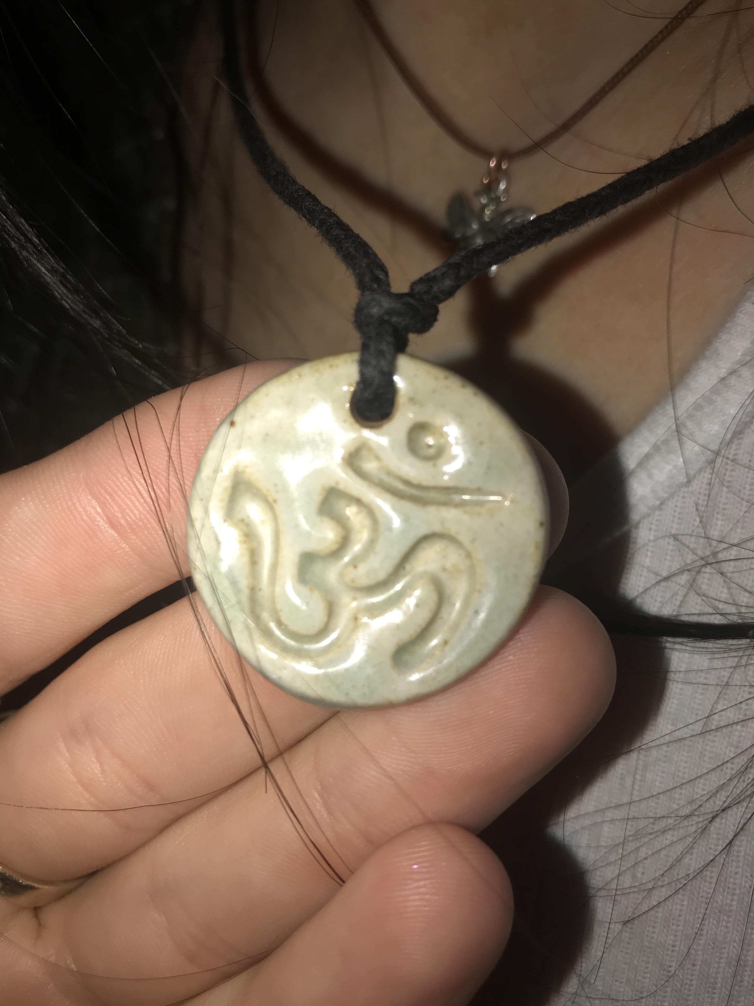 what does this necklace mean someone please help r/whatisthisthing
