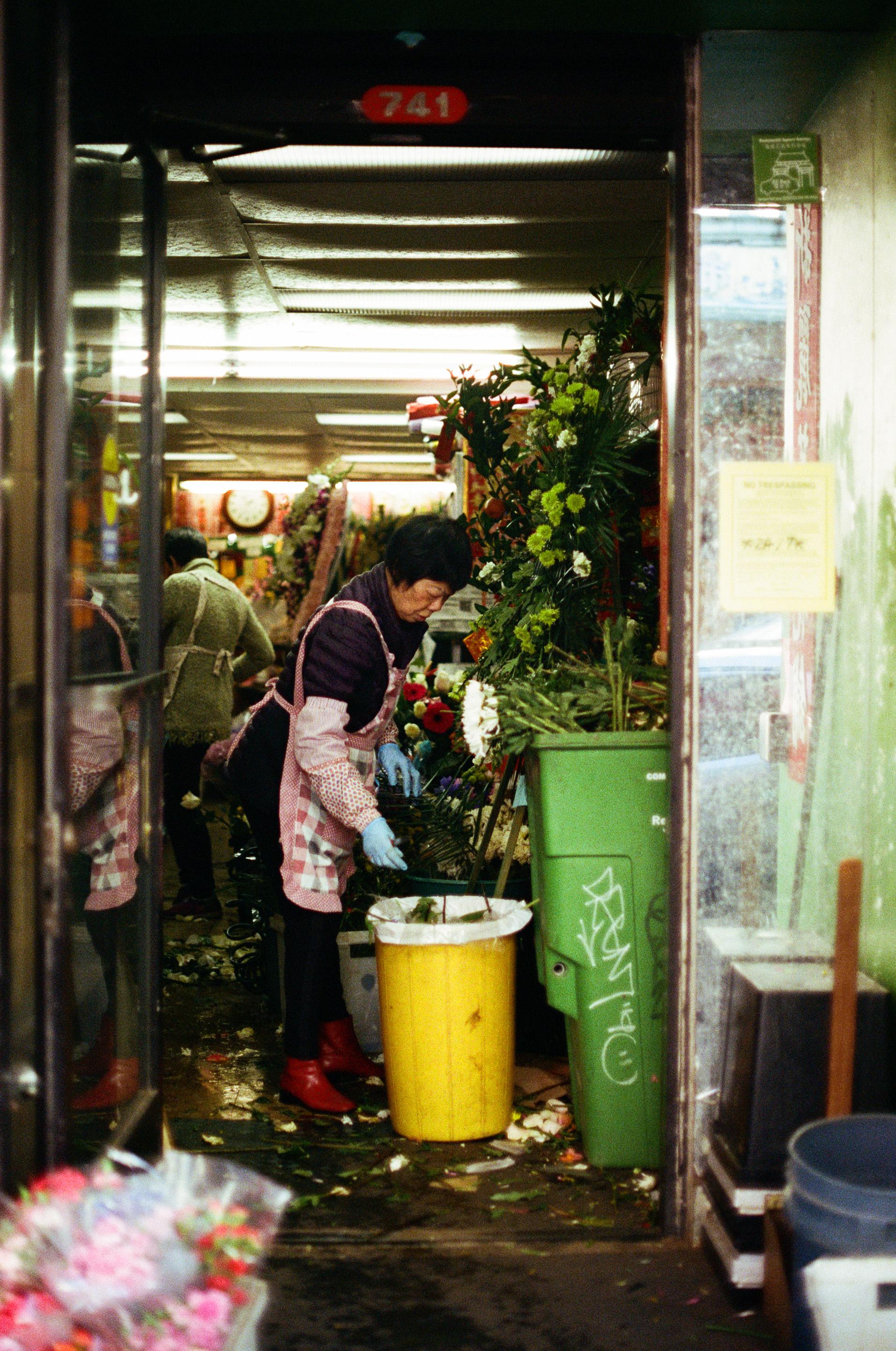 Chinatown Florist [Canon AE1/Portra 400] r/SanFranciscoAnalog