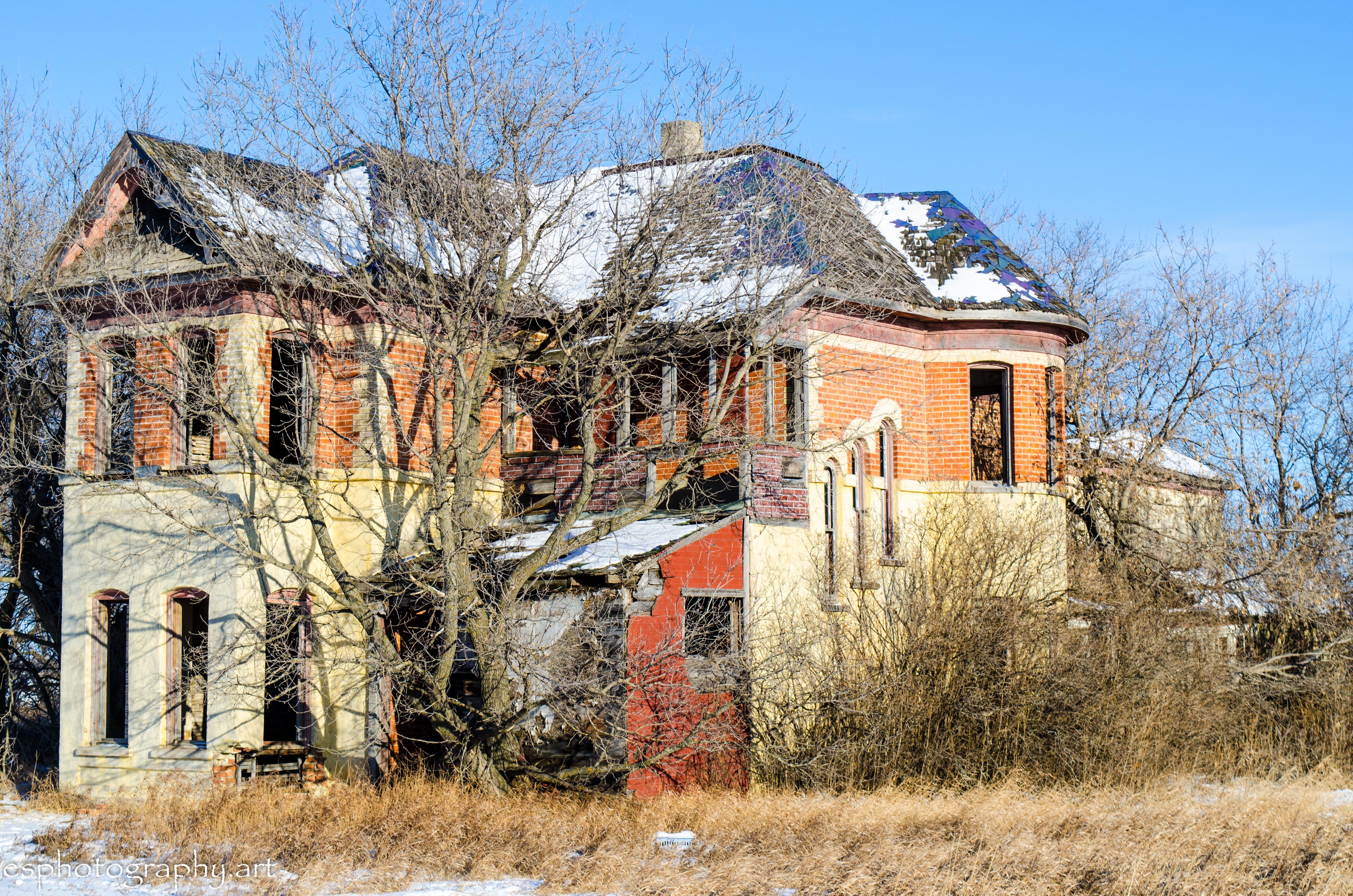 Exploring Lyons House in 38c during the holidays [4747x3144][OS] r/AbandonedPorn