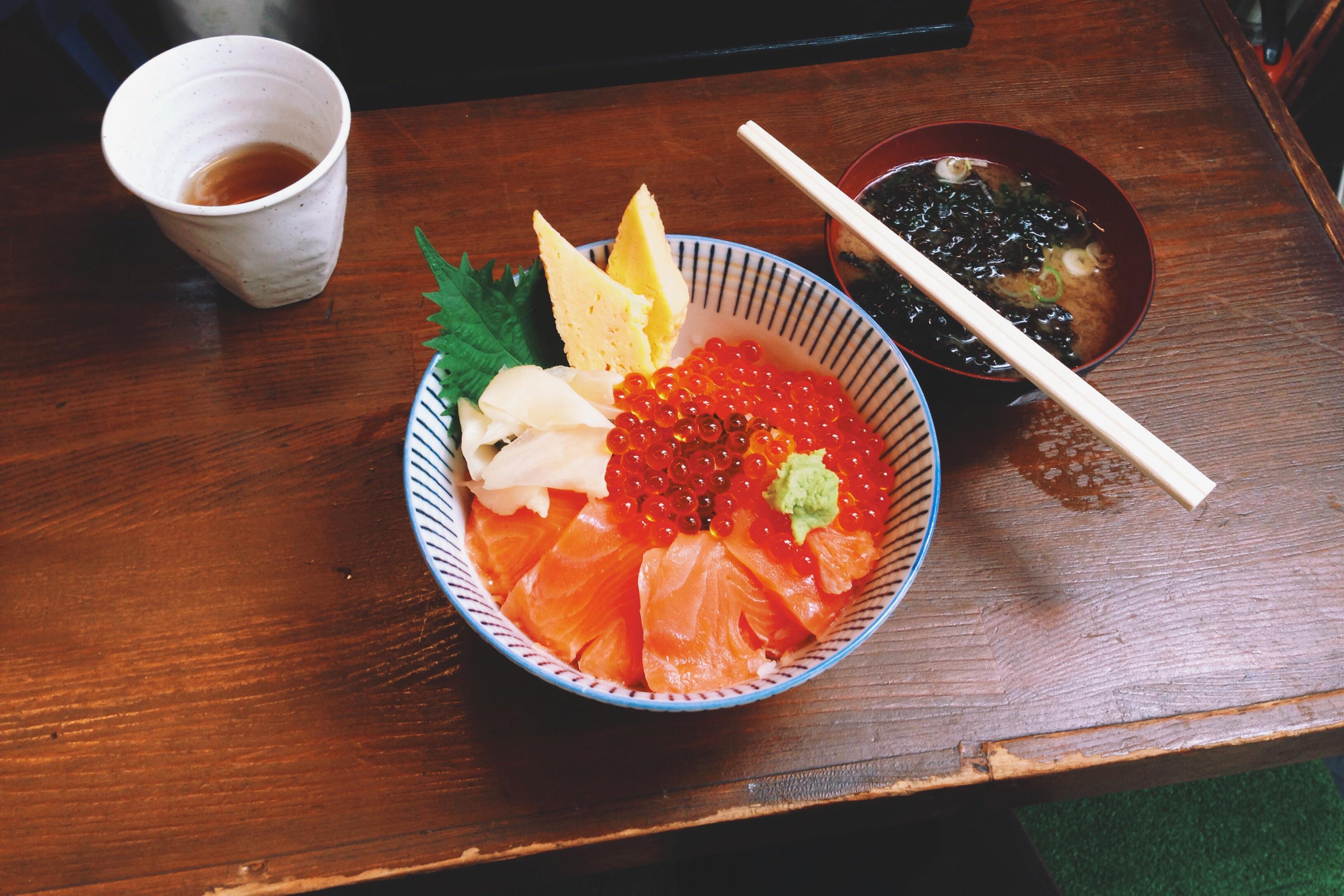 Salmon donburi bowl in Tsukiji market, Tokyo [OC] [3264x2176] r/FoodPorn