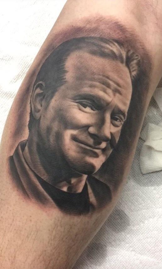 Black and grey portrait of Robin Williams done by Mike Surprise at Lost