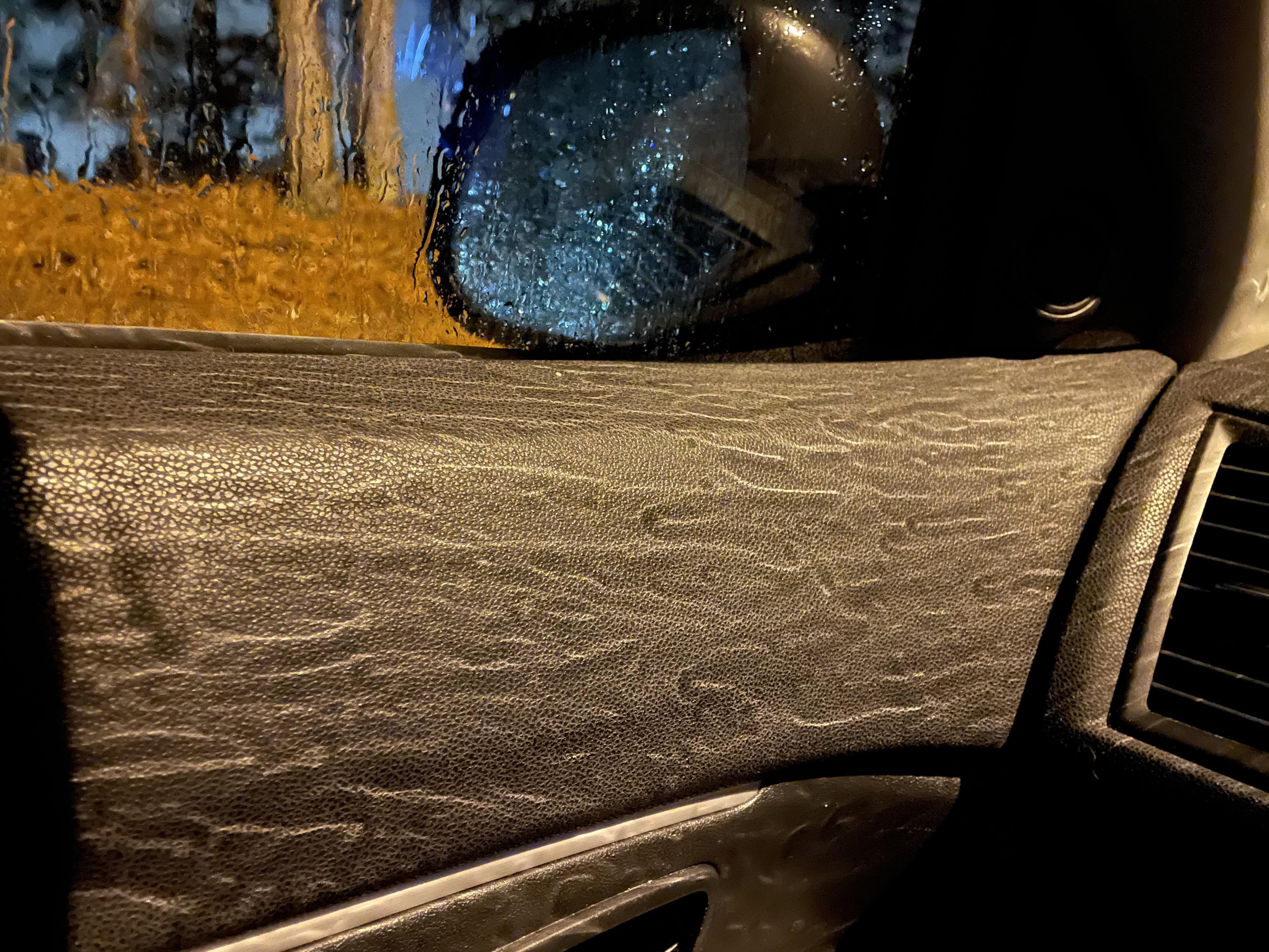 the reflection of the rain inside my car this morning r/trippy