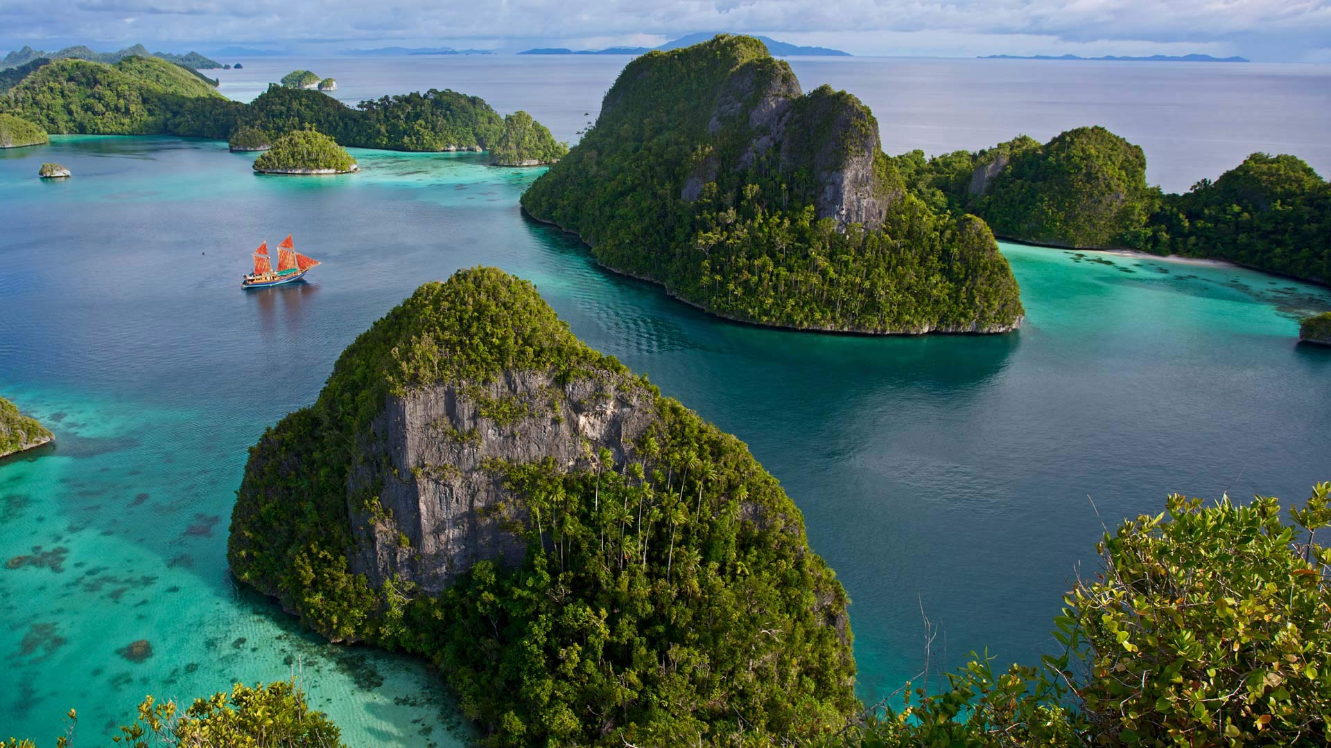Wayag Islands in the Raja Ampat Islands of Indonesia [1920x1080] r