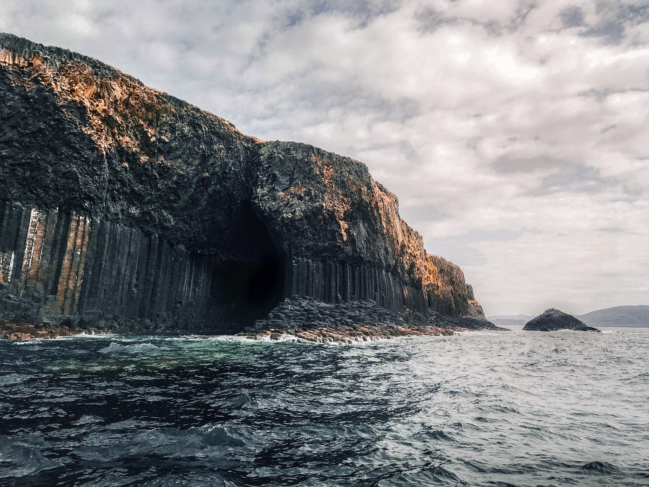 Isle of Staffa and Fingal‘s Cave, Scotland [2160 x 1620] Wallpaperable