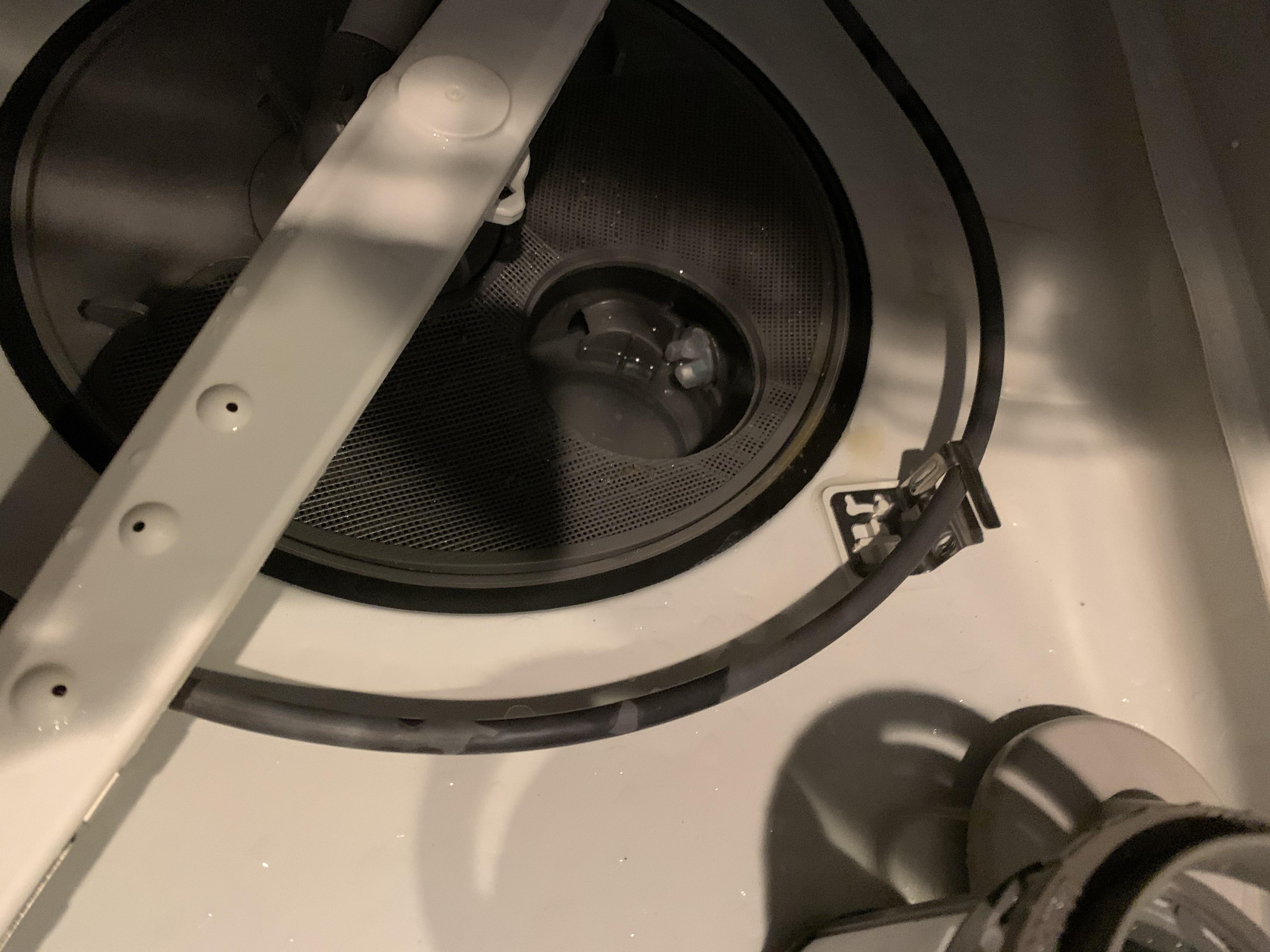 Whirlpool dishwasher W1135050. Is there supposed to still be water