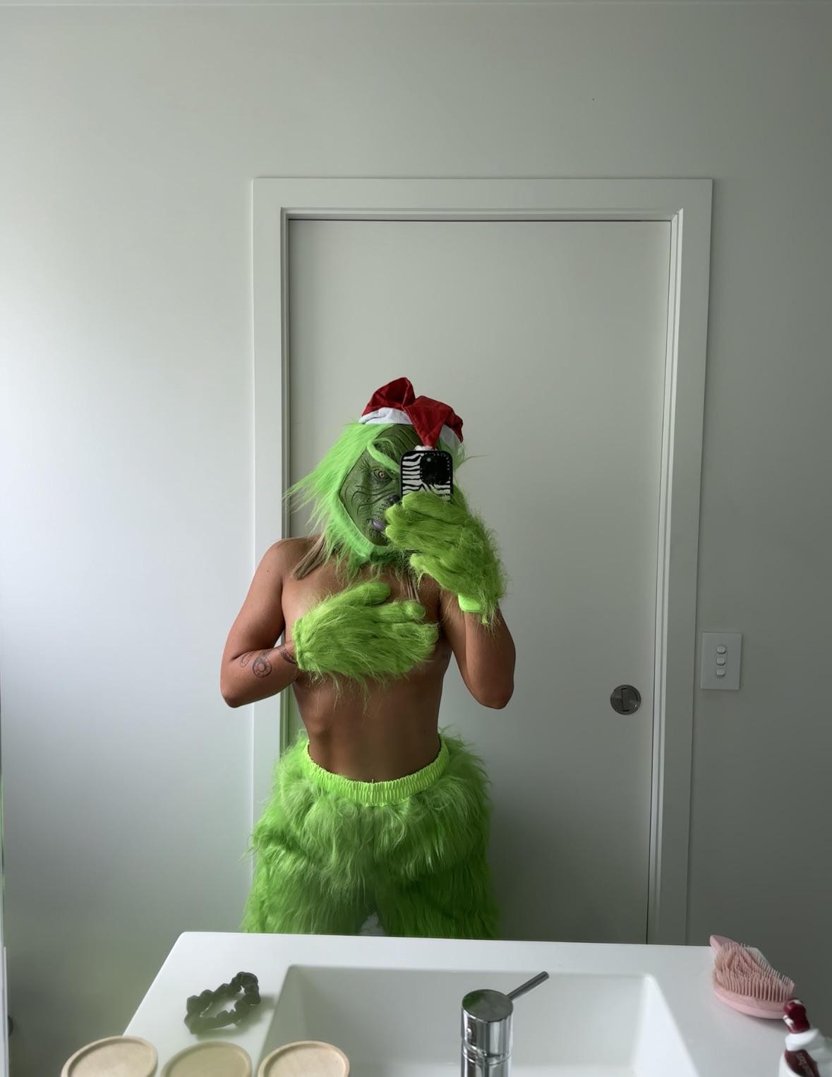 do i make grinch porn this xmas HAHAHAAHAH ? : NewZealandGirls