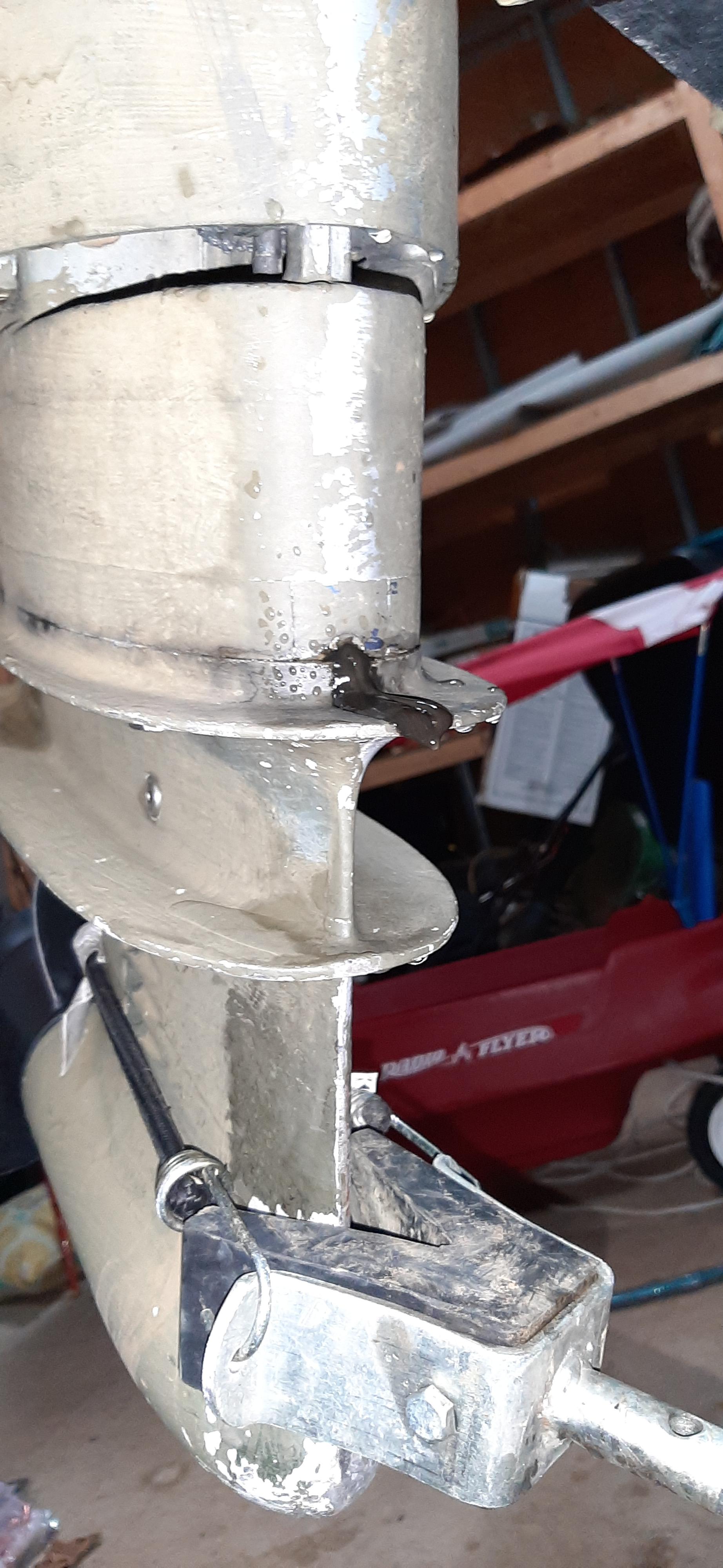 Help identifying leak r/Outboards