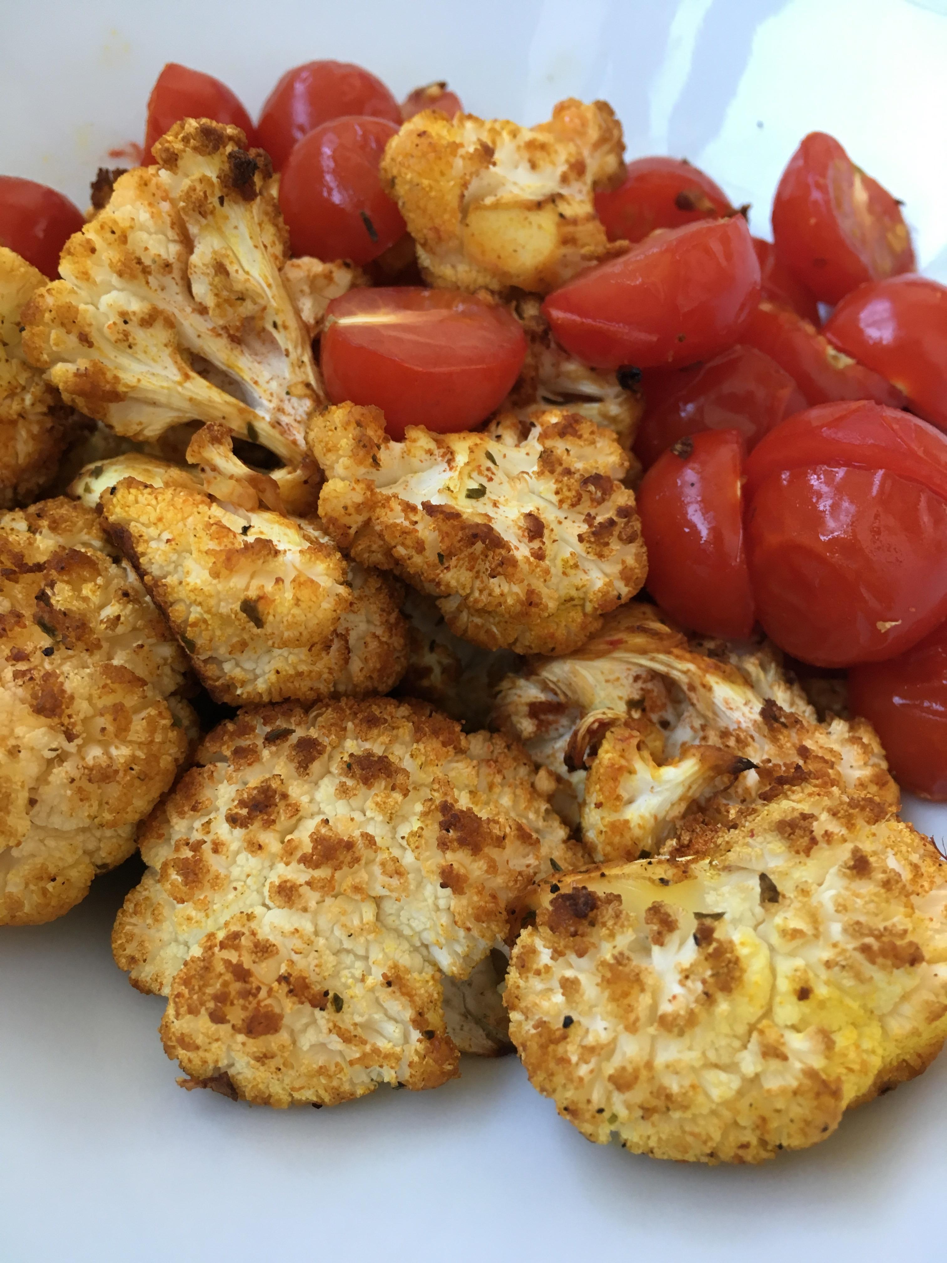 Roasted cauliflower and cherry tomatoes, only 188 kcal for a lot of tasty veggies! r/1200isplenty