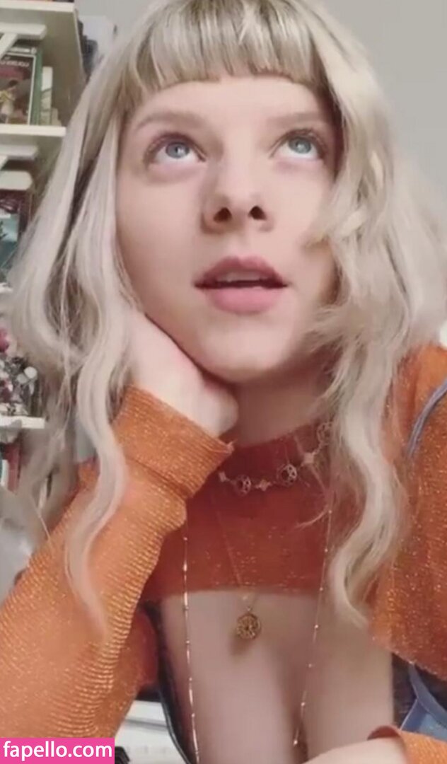 Aurora : Celebrity_Cleavage