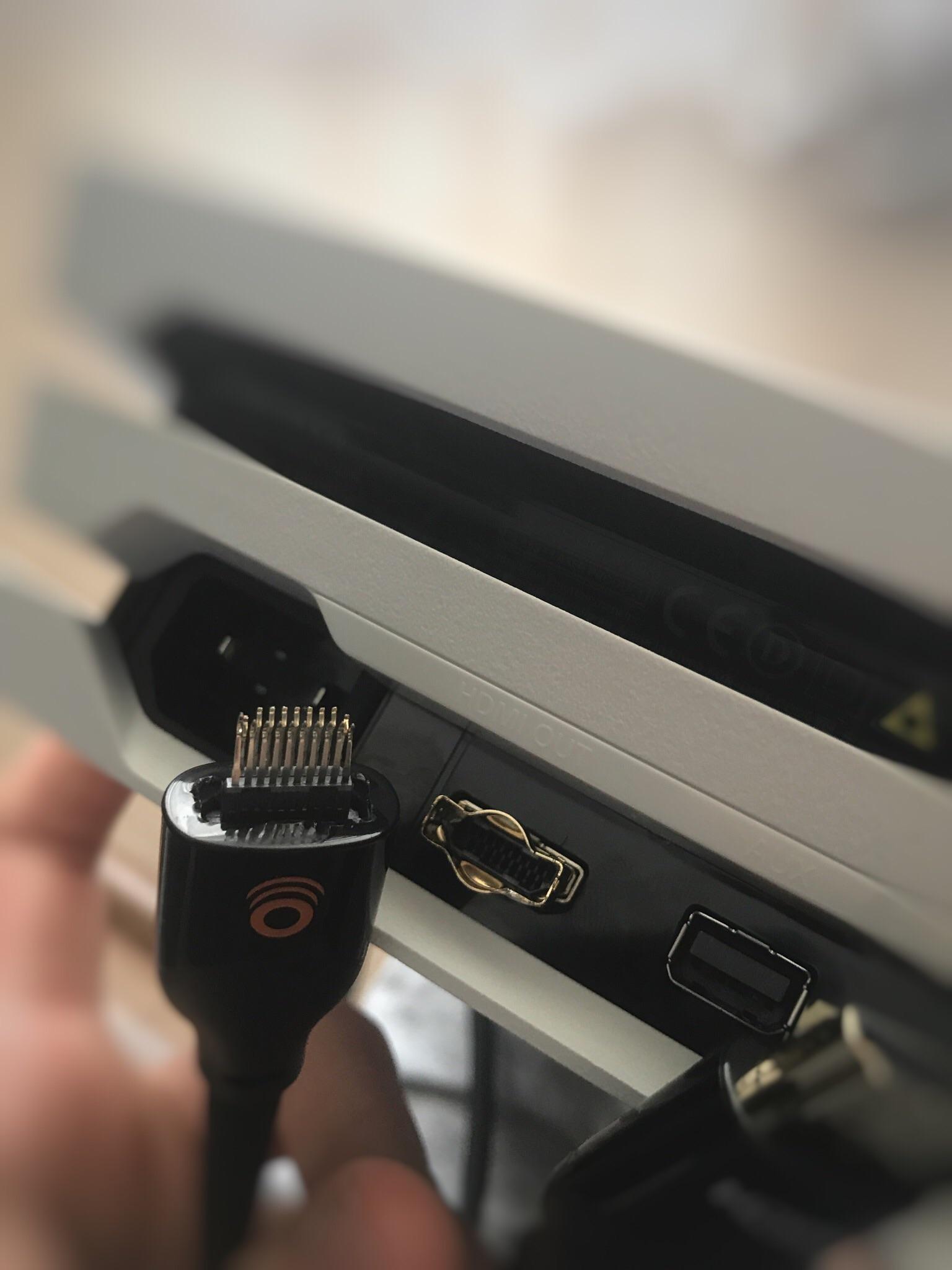 [Image] Stuck HDMI Help Please. What should i do ? r/PS4