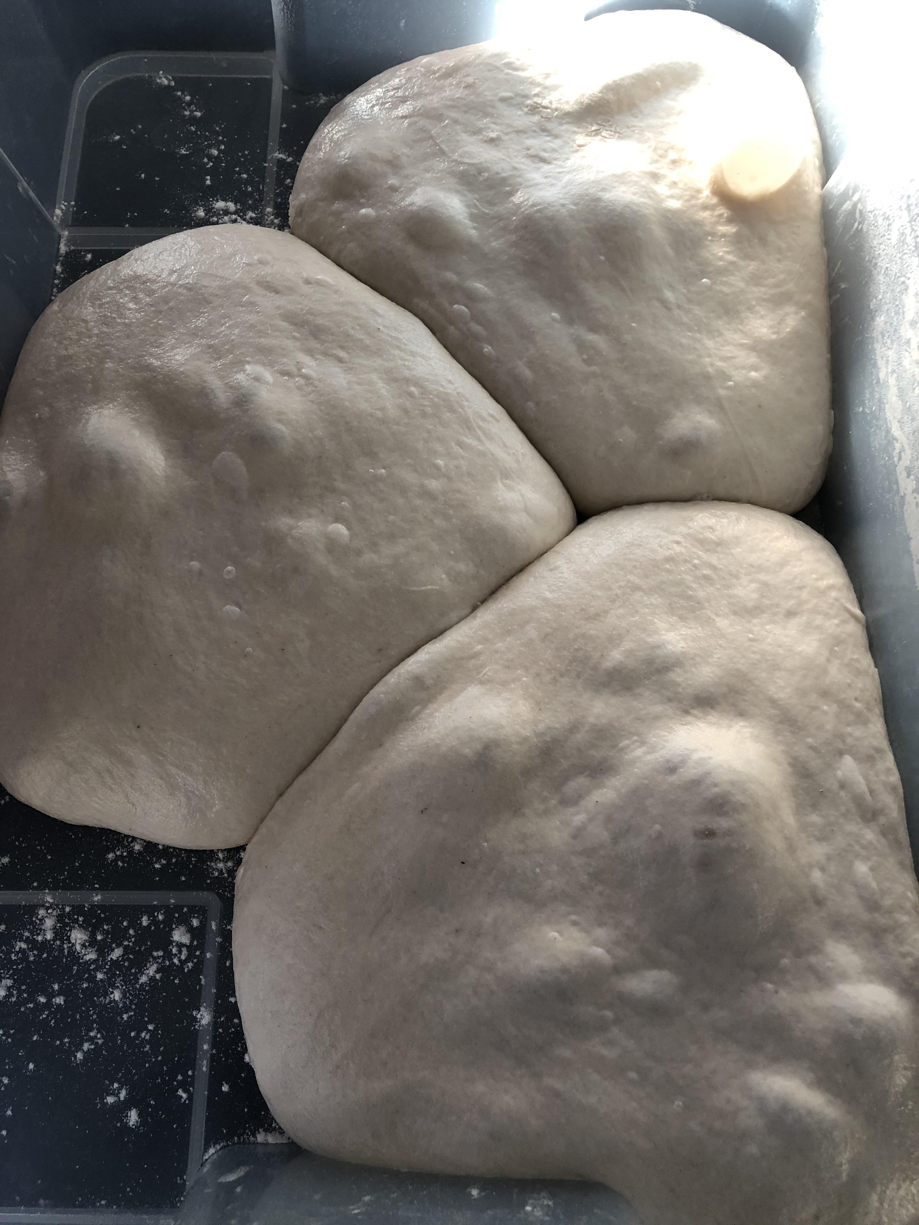 How do you keep pizza/dough balls round during fermentation? This is