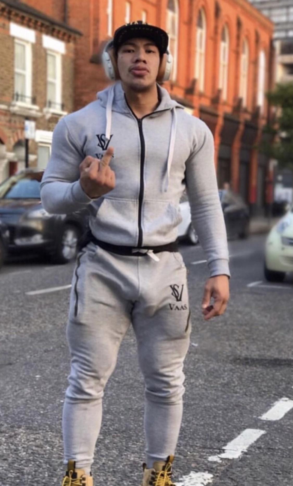 Sexy sweatpants r/PublicBulges