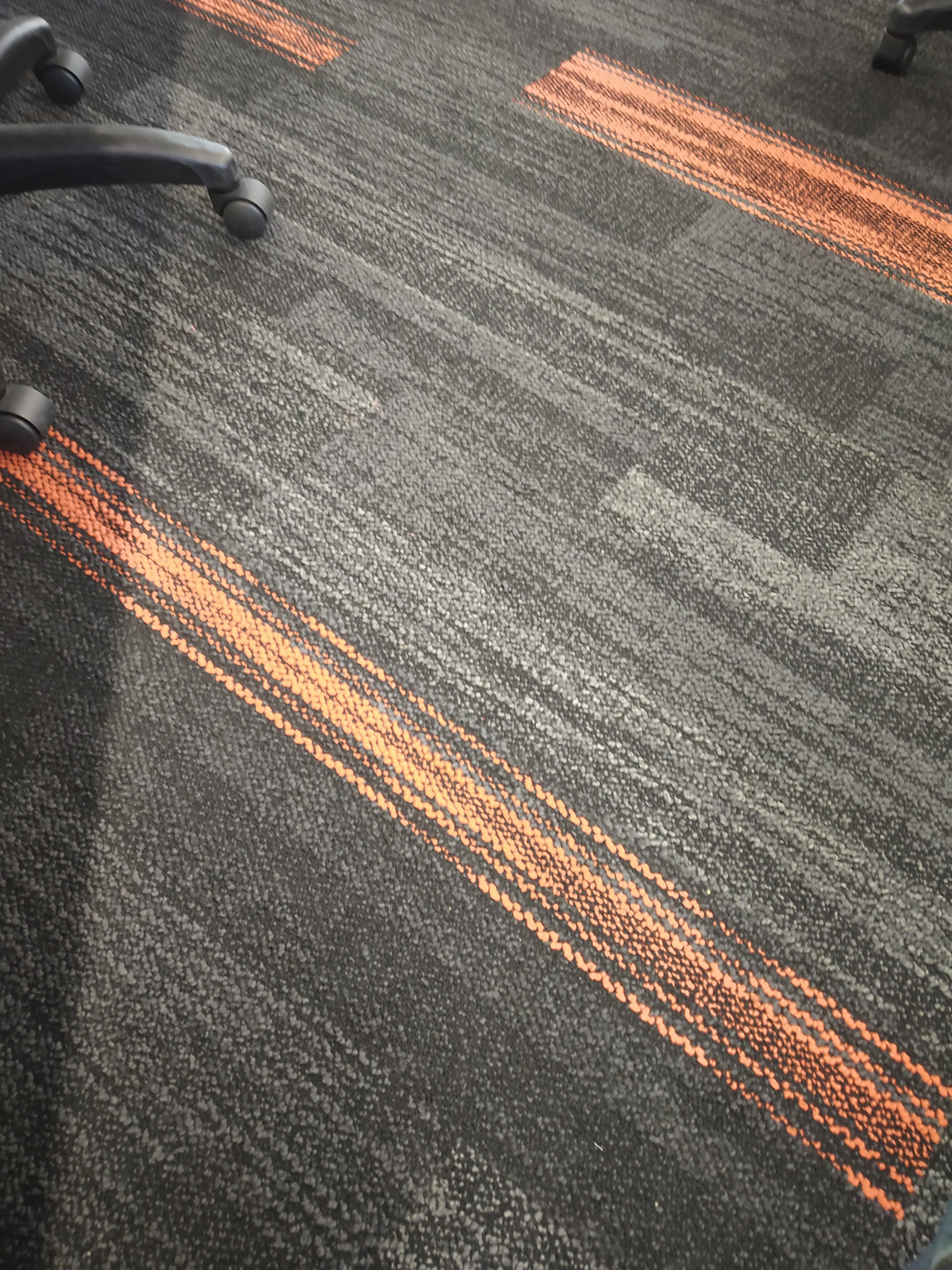 Look at this cool carpet pattern. r/notinteresting