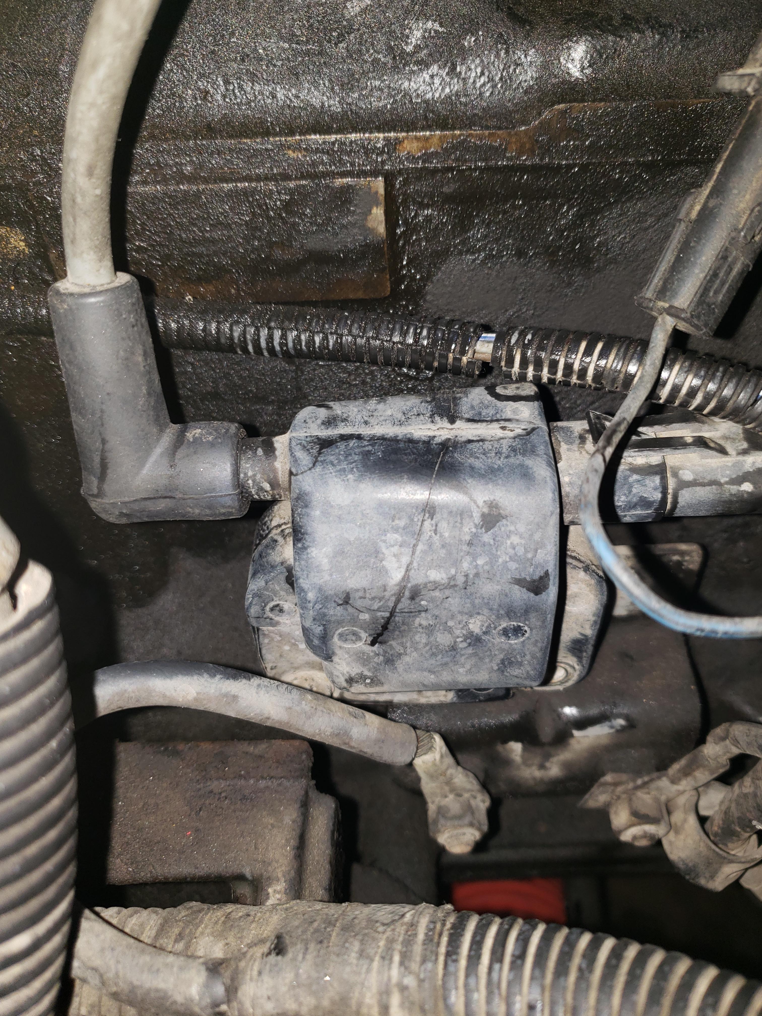 Is this a damaged/cracked ignition coil? r/CherokeeXJ