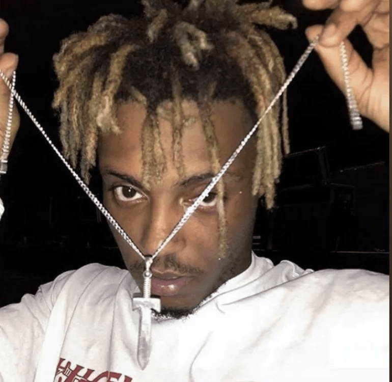 Juice showing his sword necklace ⚔ r/JuiceWRLD