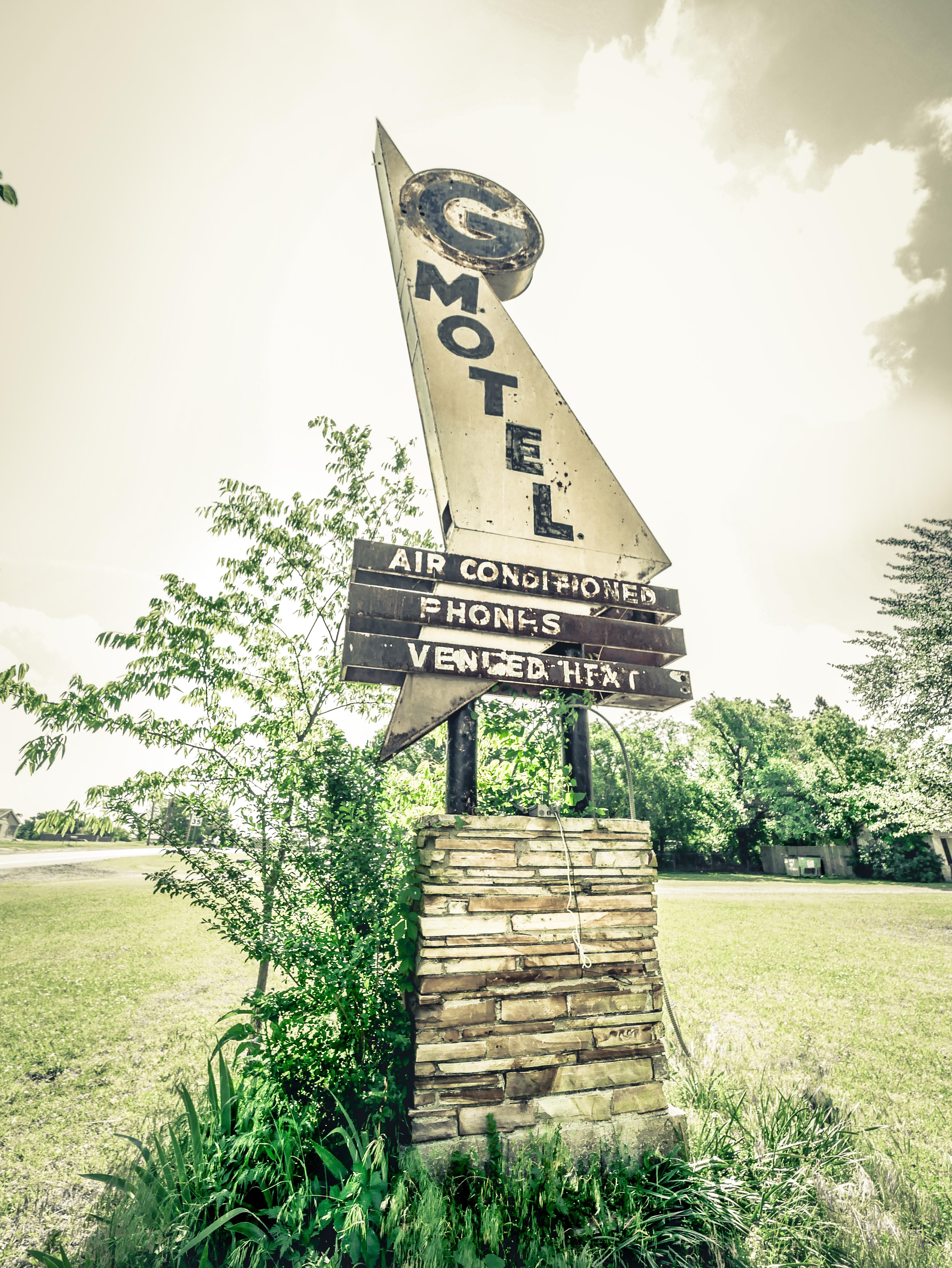 The abandoned Circle G Motel Okemah, Oklahoma r/AbandonedPorn
