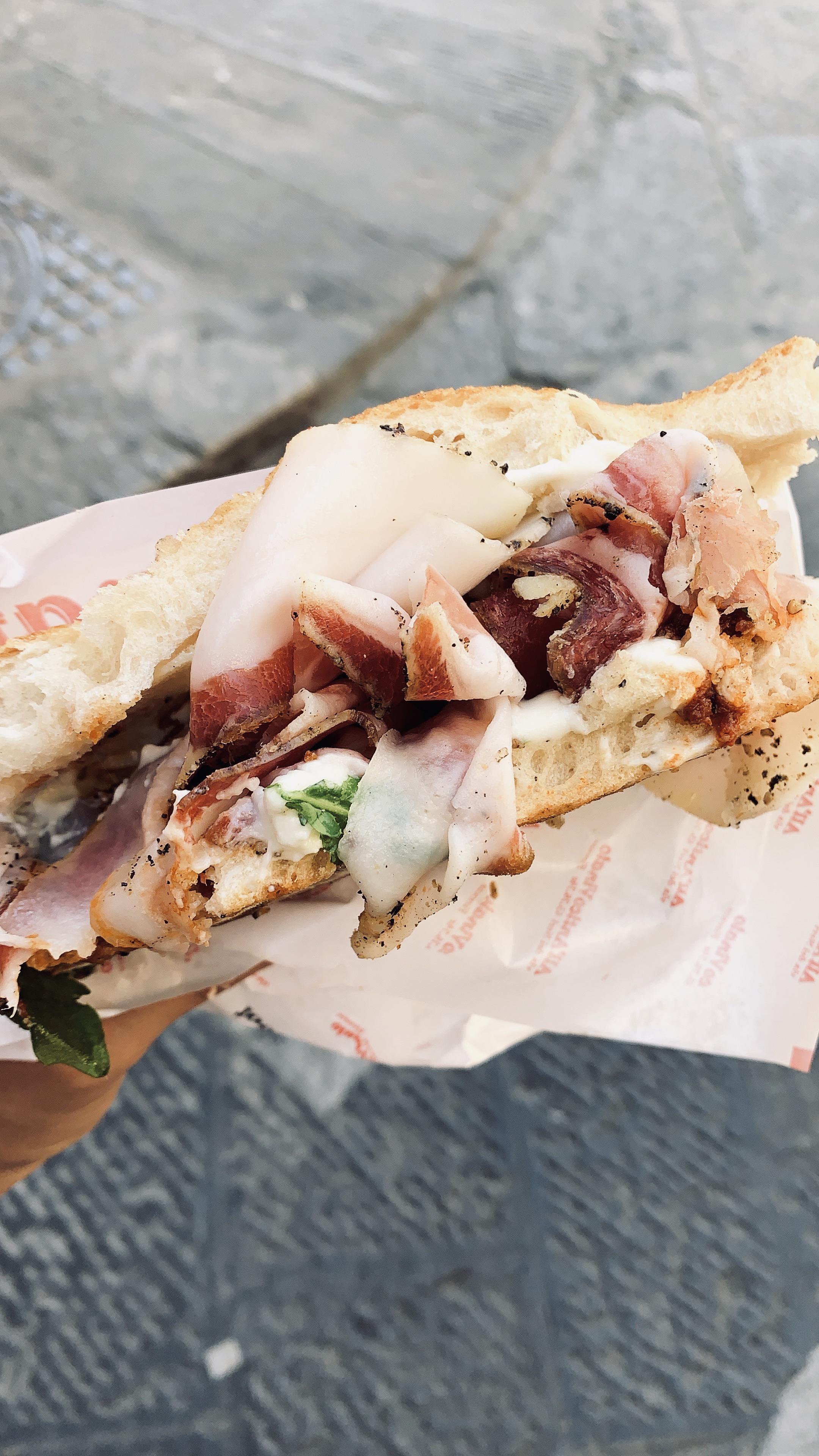 The most popular deli in Florence. r/eatsandwiches