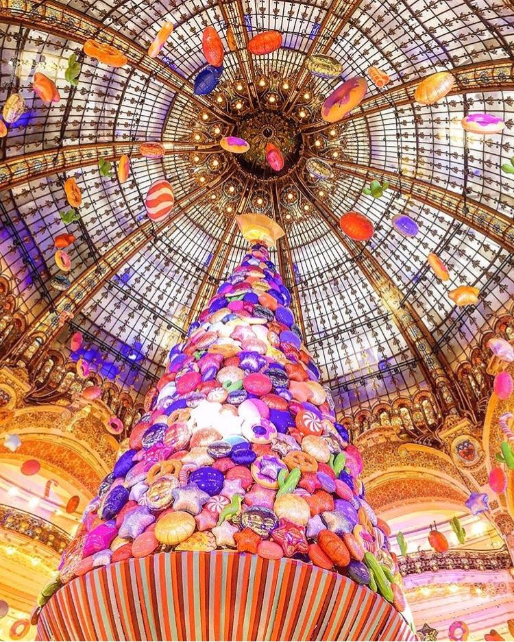 La déco de Noël aux Galeries Lafayette r/paris