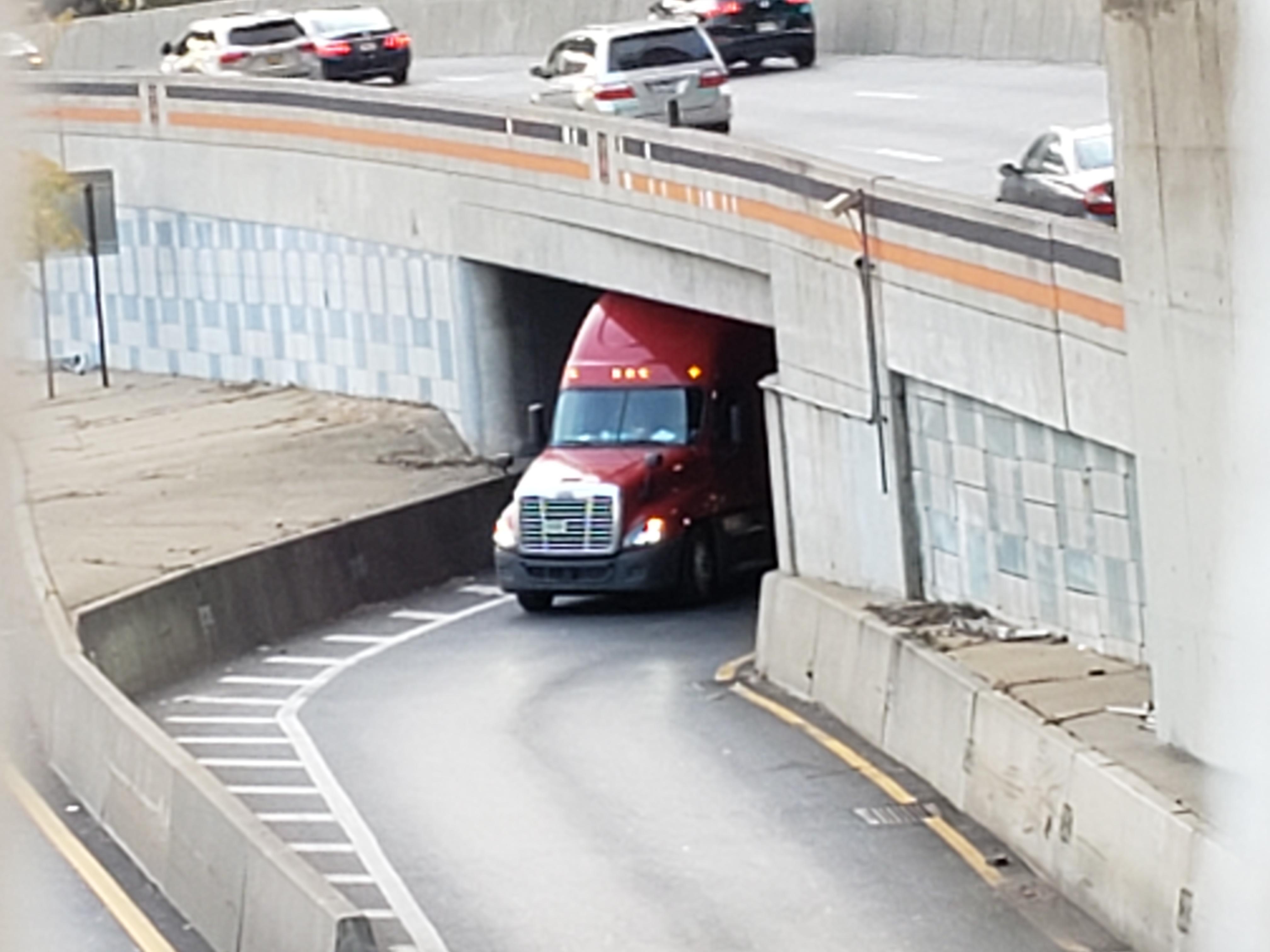 Someone got their truck stuck in the FDR onramp at 62nd r/nyc