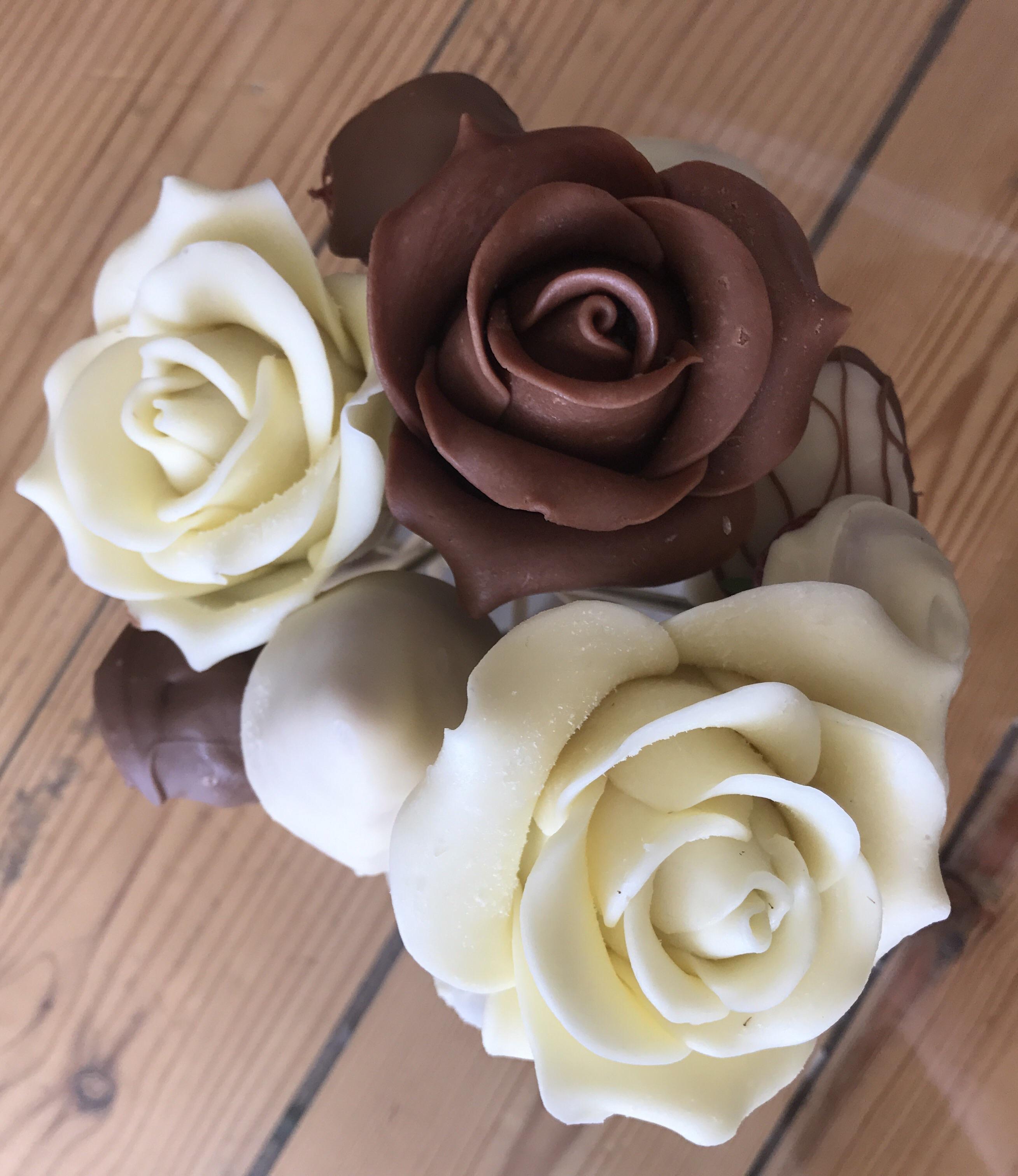 I did some more chocolate strawberry roses this weekend [500x750] r/FoodPorn