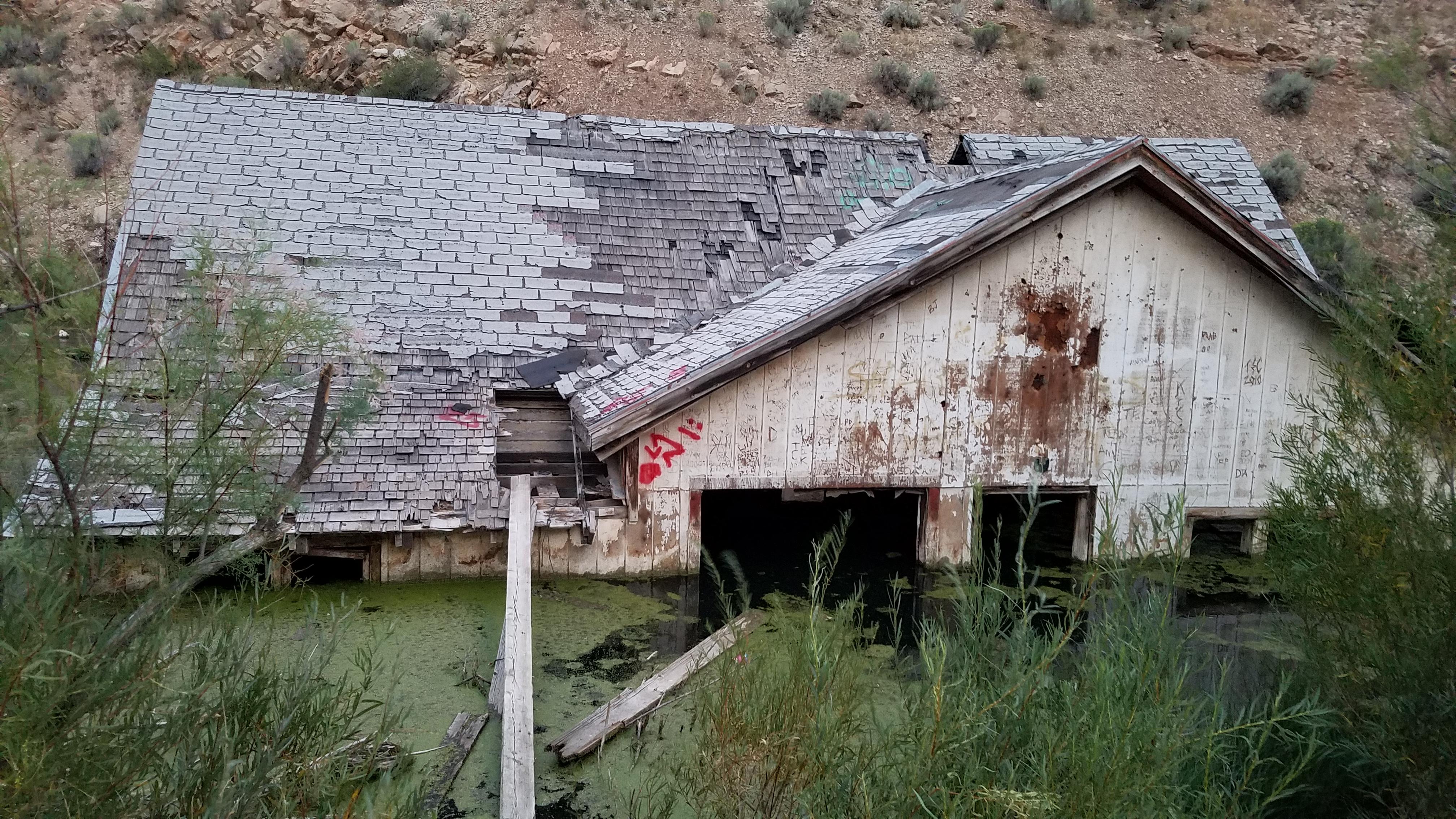 Abandoned house in the flooded ghost town of Thistle, Utah [4032x2268