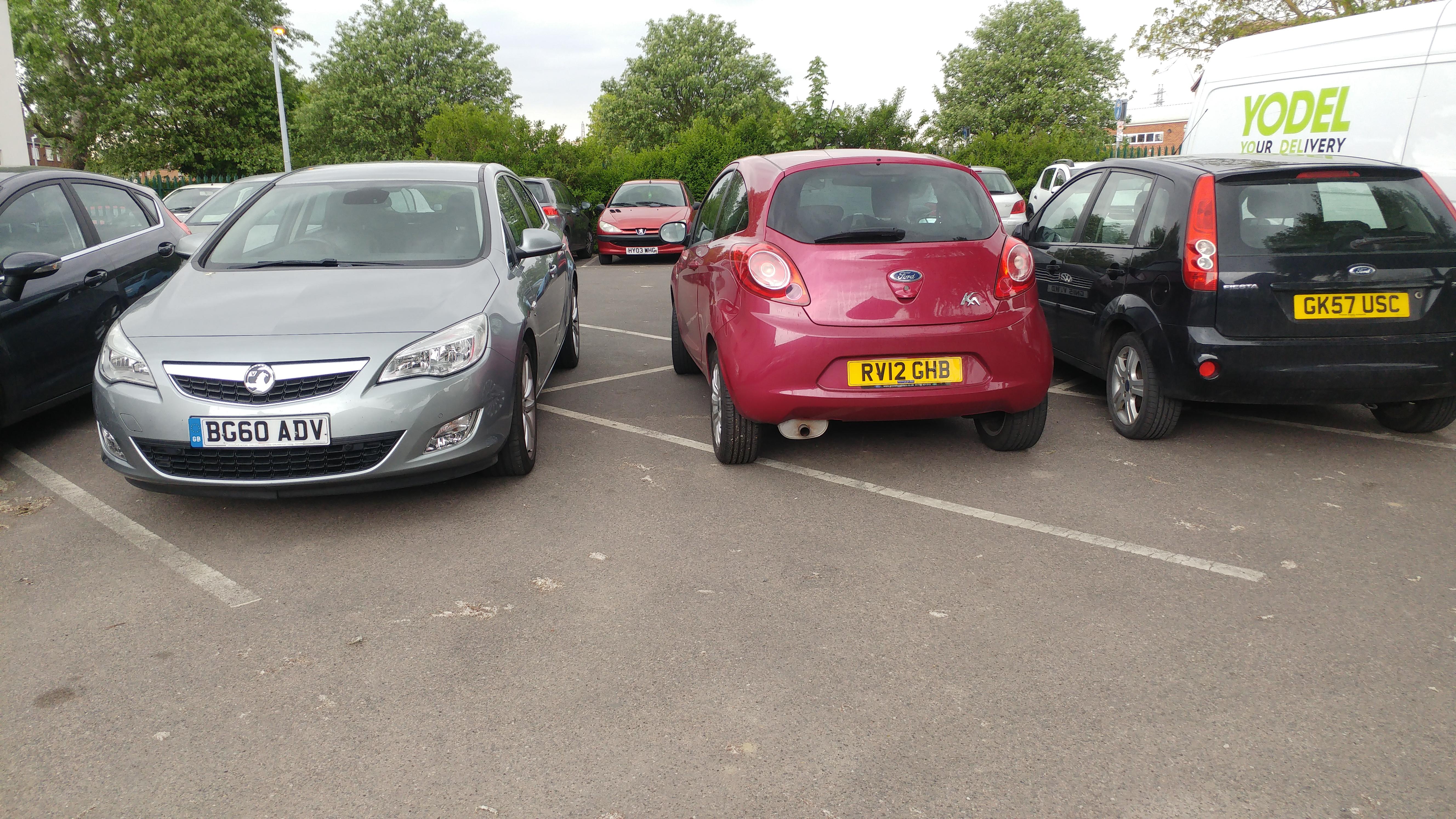 The way these cars are parked... mildlyinfuriating