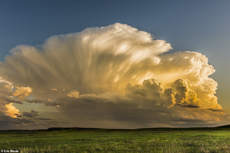 A cumulonimbus cloud at sunset in Oglala South Dakota. Taken by Eric Meola. r/MostBeautiful