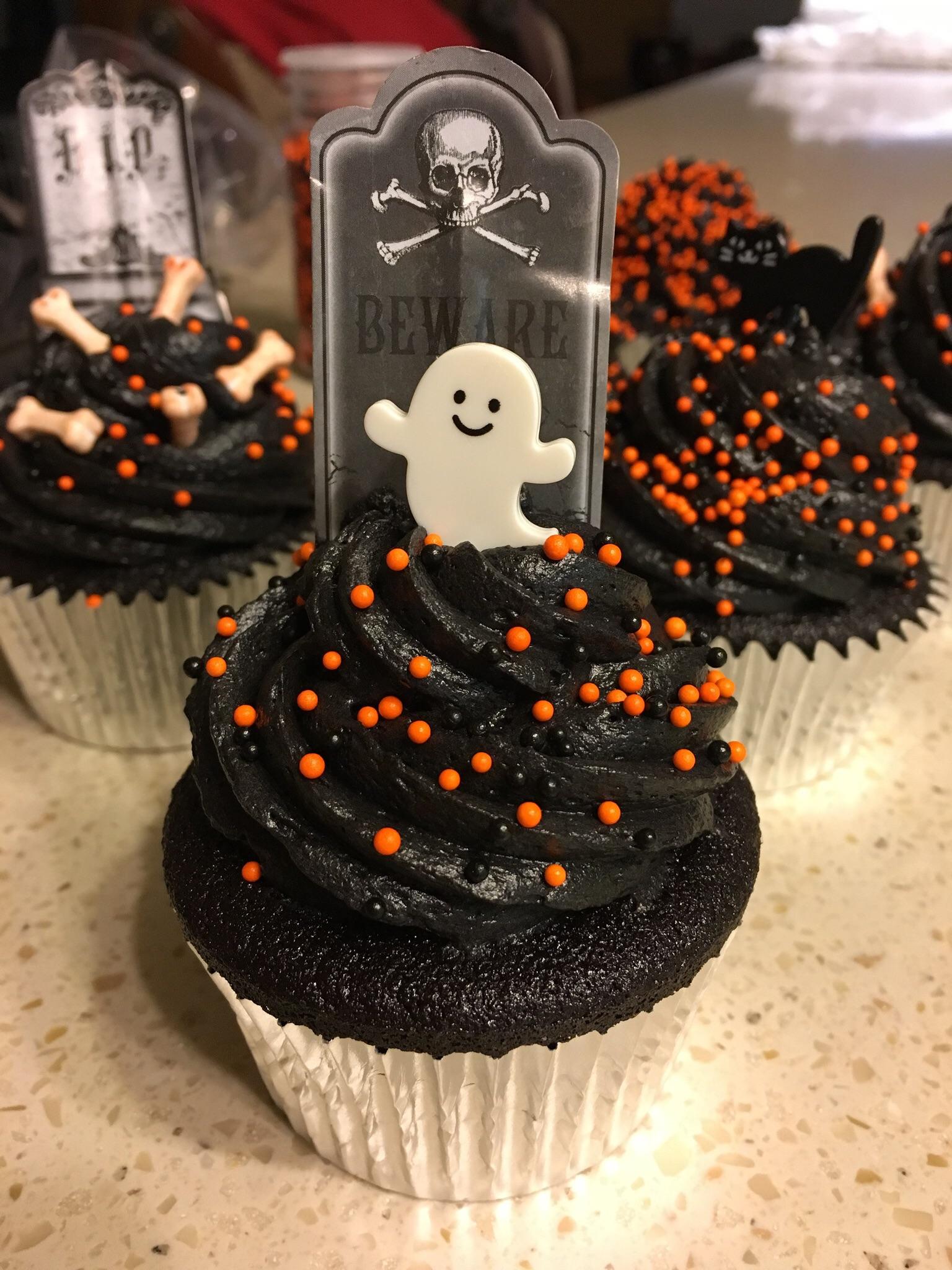 [homemade] Black halloween cupcakes! food