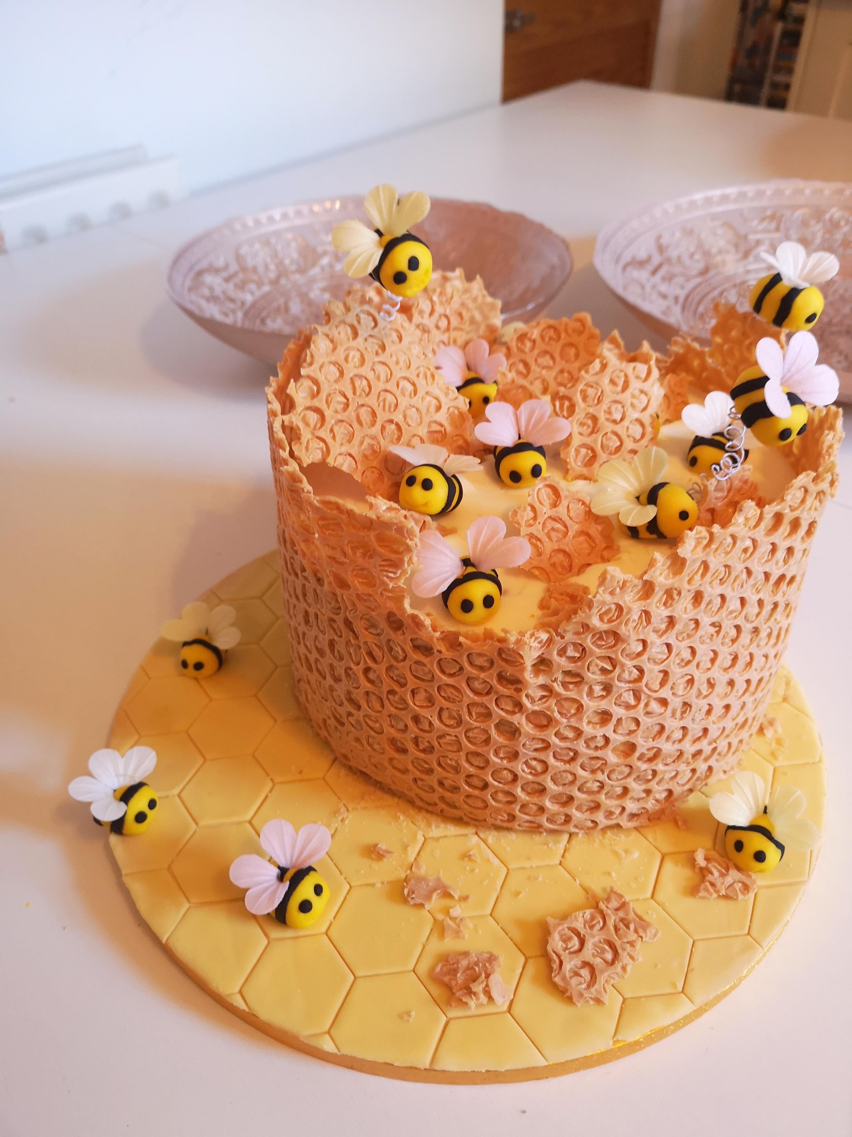 Busy Bee Buzz Cake 🐝 Made with cinnamon sponge, cream cheese frosting