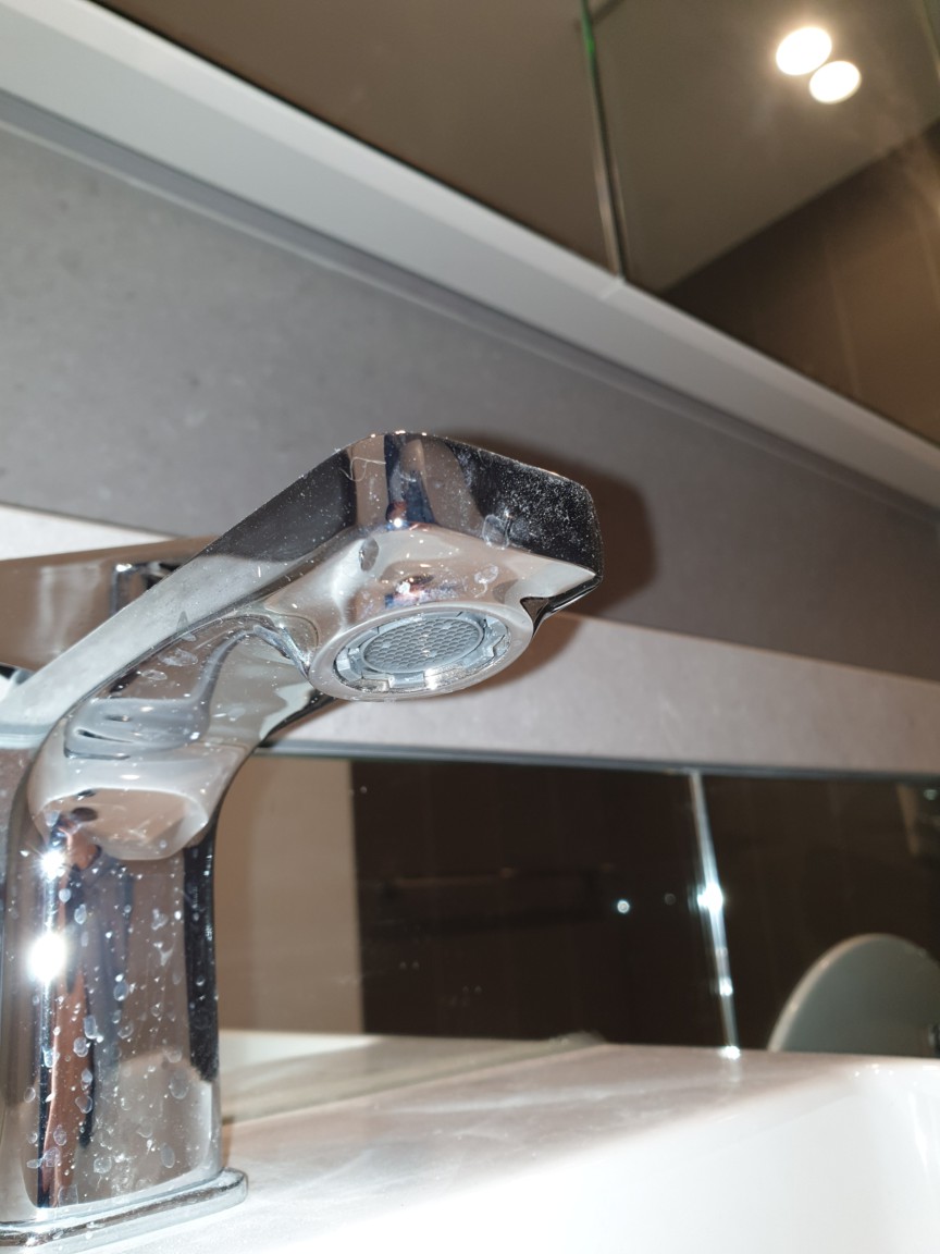 How to unscrew or take off this type of aerator? Tried to use a screw