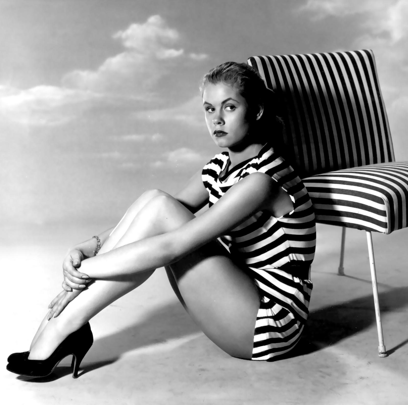 Elizabeth Montgomery 1950s r/OldSchoolCool