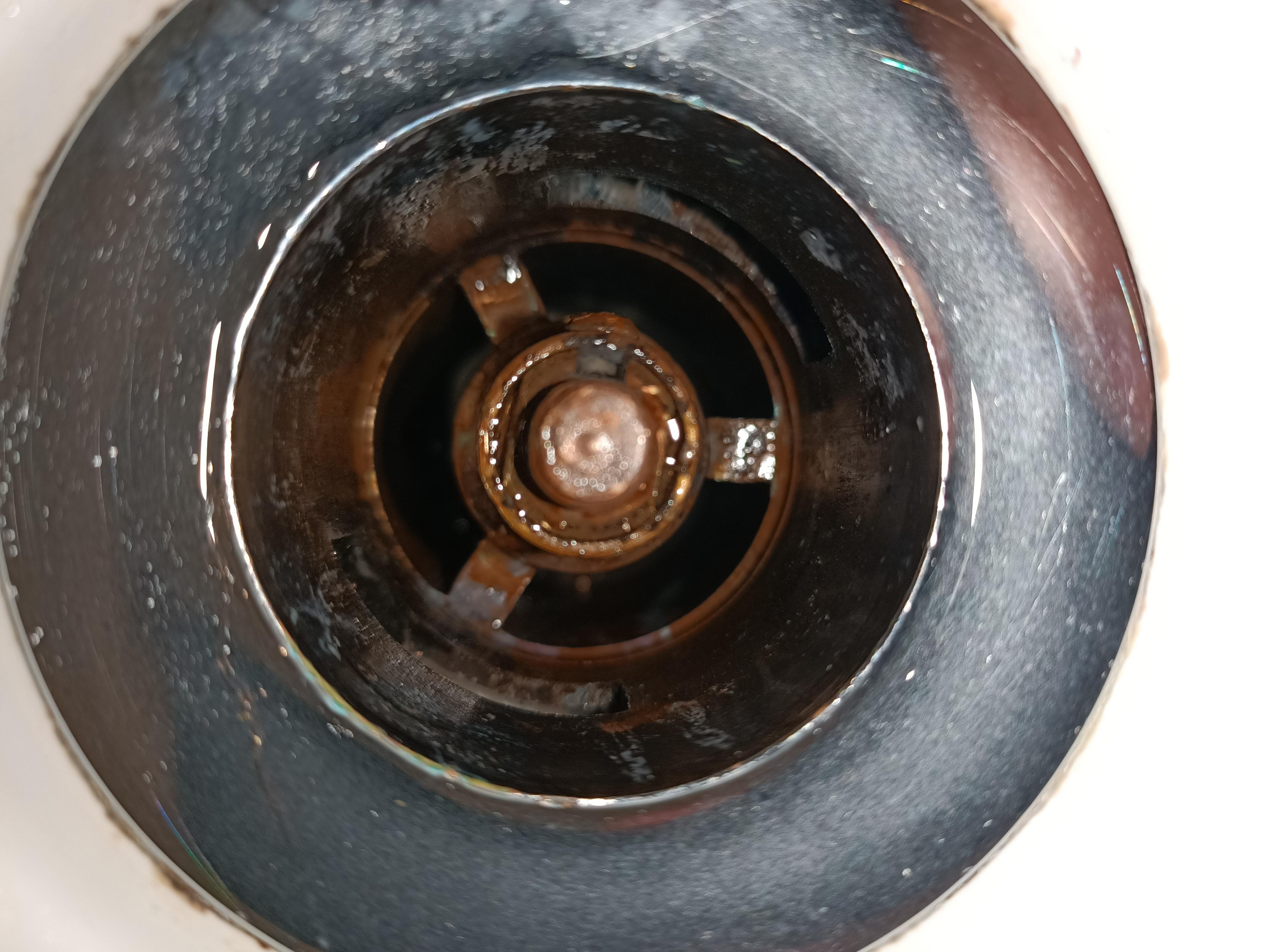 Pop up sink stuck down and can't twist it to undo. Got tips? r/Plumbing