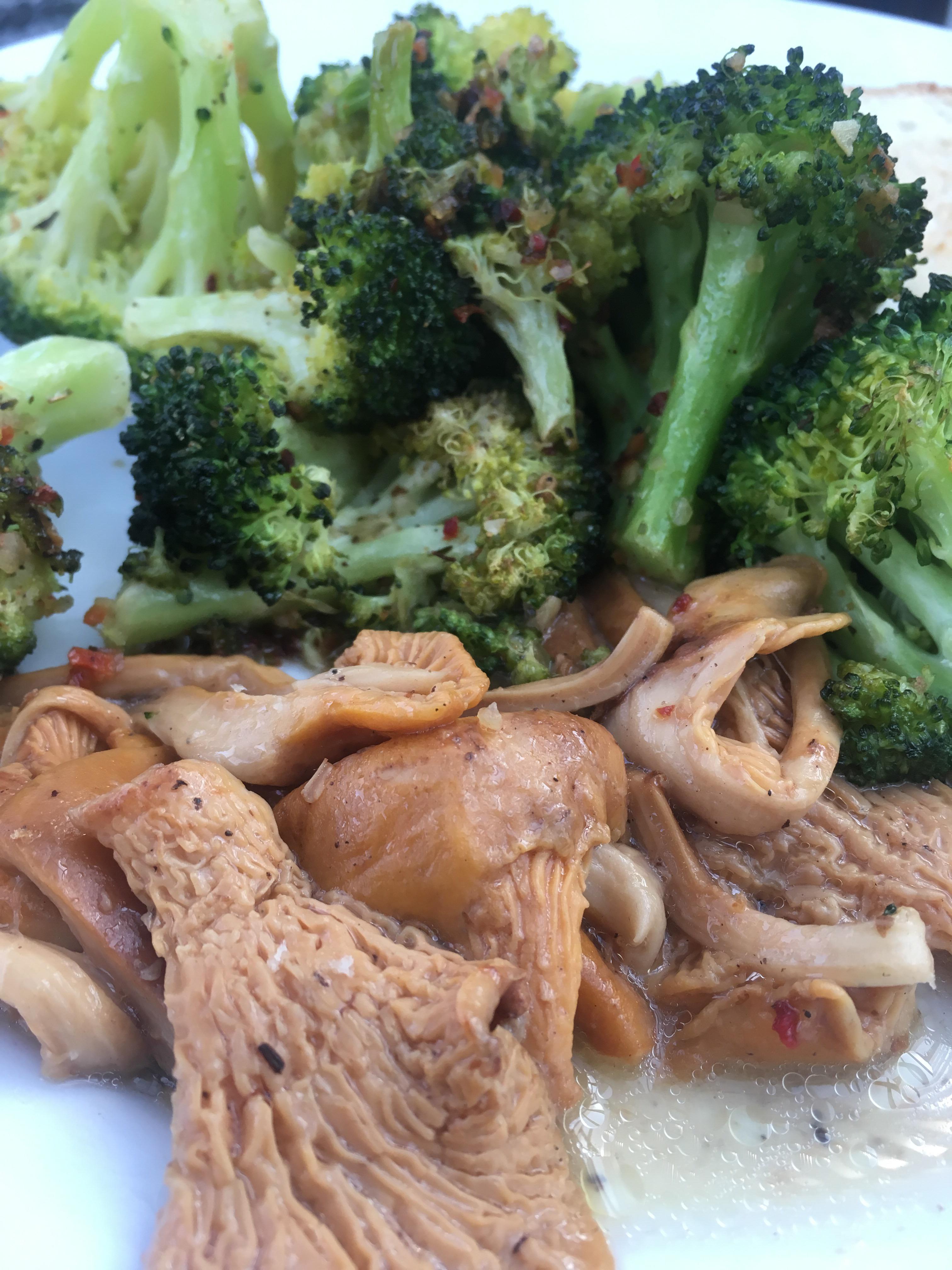 Chanterelles and Crack Broccoli r/vegetarianfoodporn