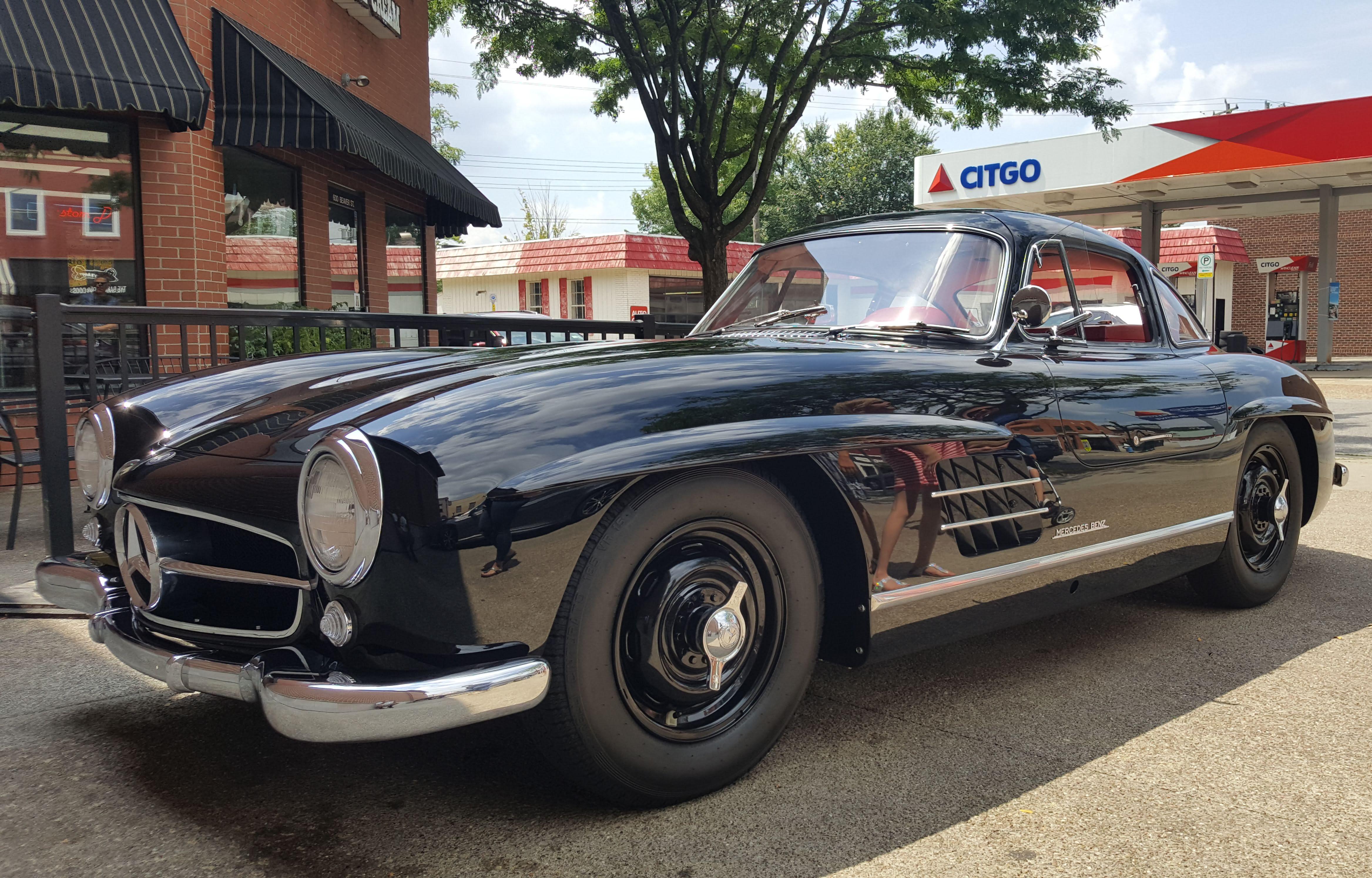 [MercedesBenz 300 SL] 1955 model, making an ice cream run