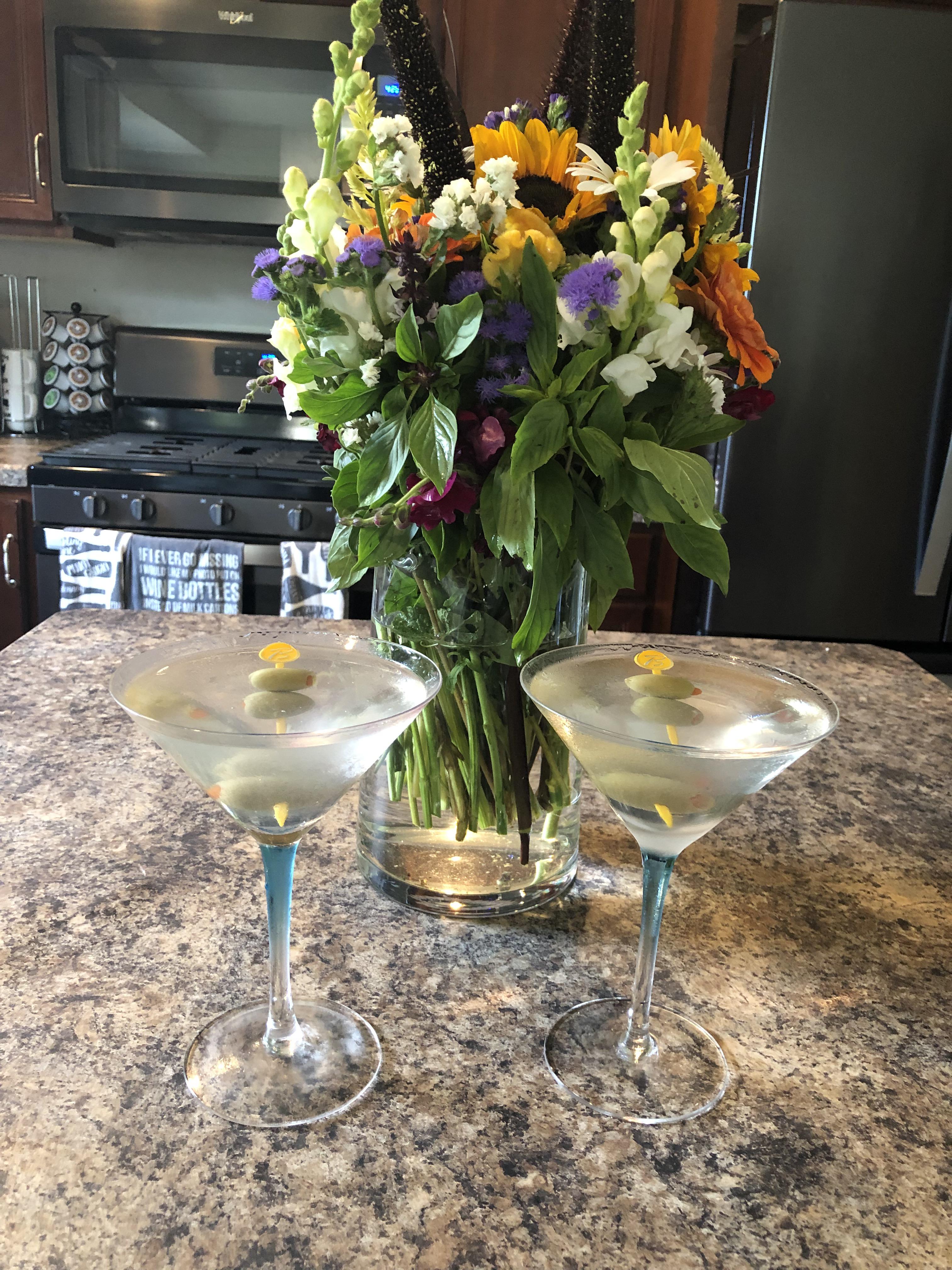 Gin and summer a perfect pairing! Just thought I’d make a simple, nofrills Beefeater martini