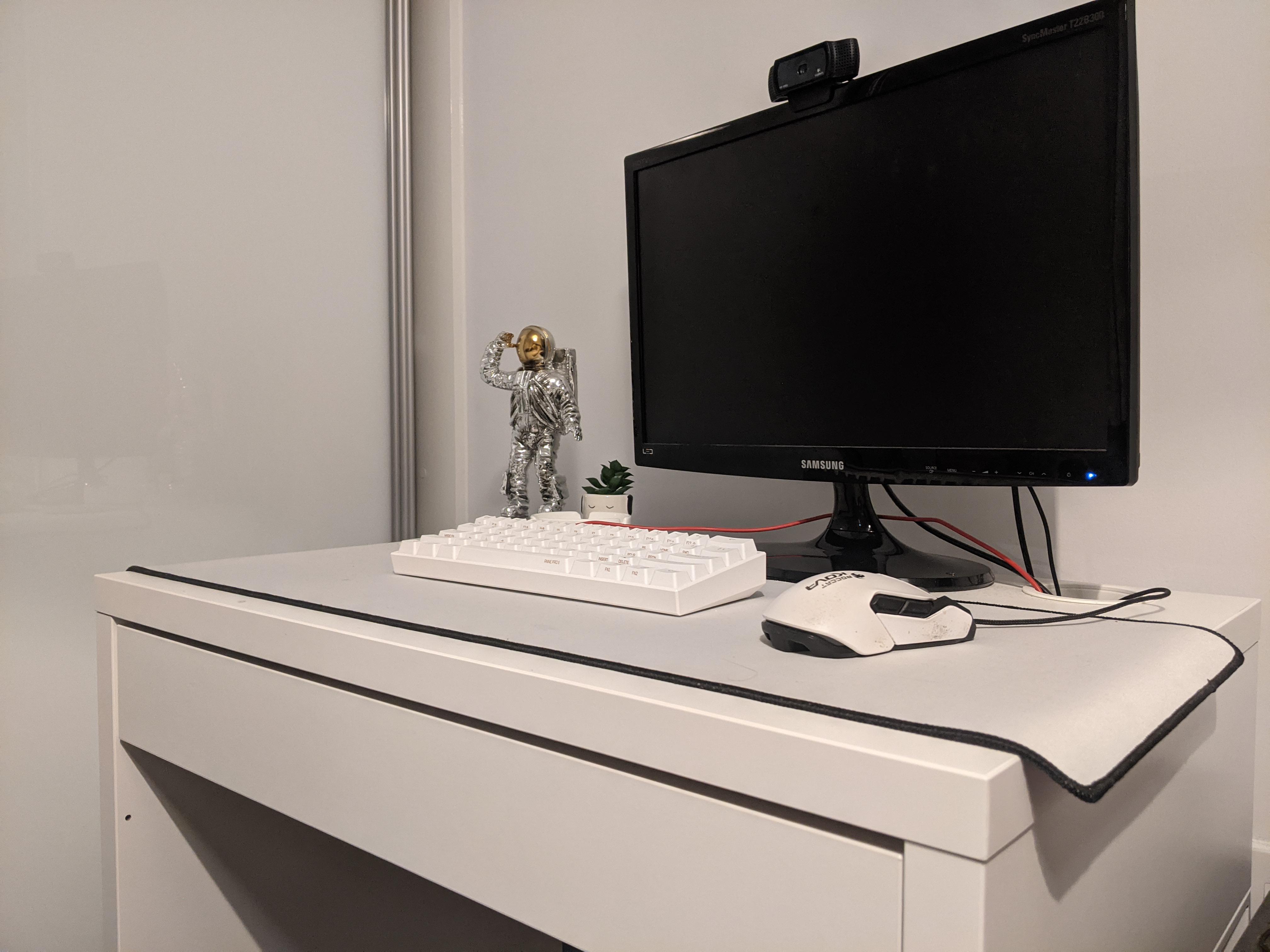 Very Compact Set Up In My Very Tiny Flat battlestations