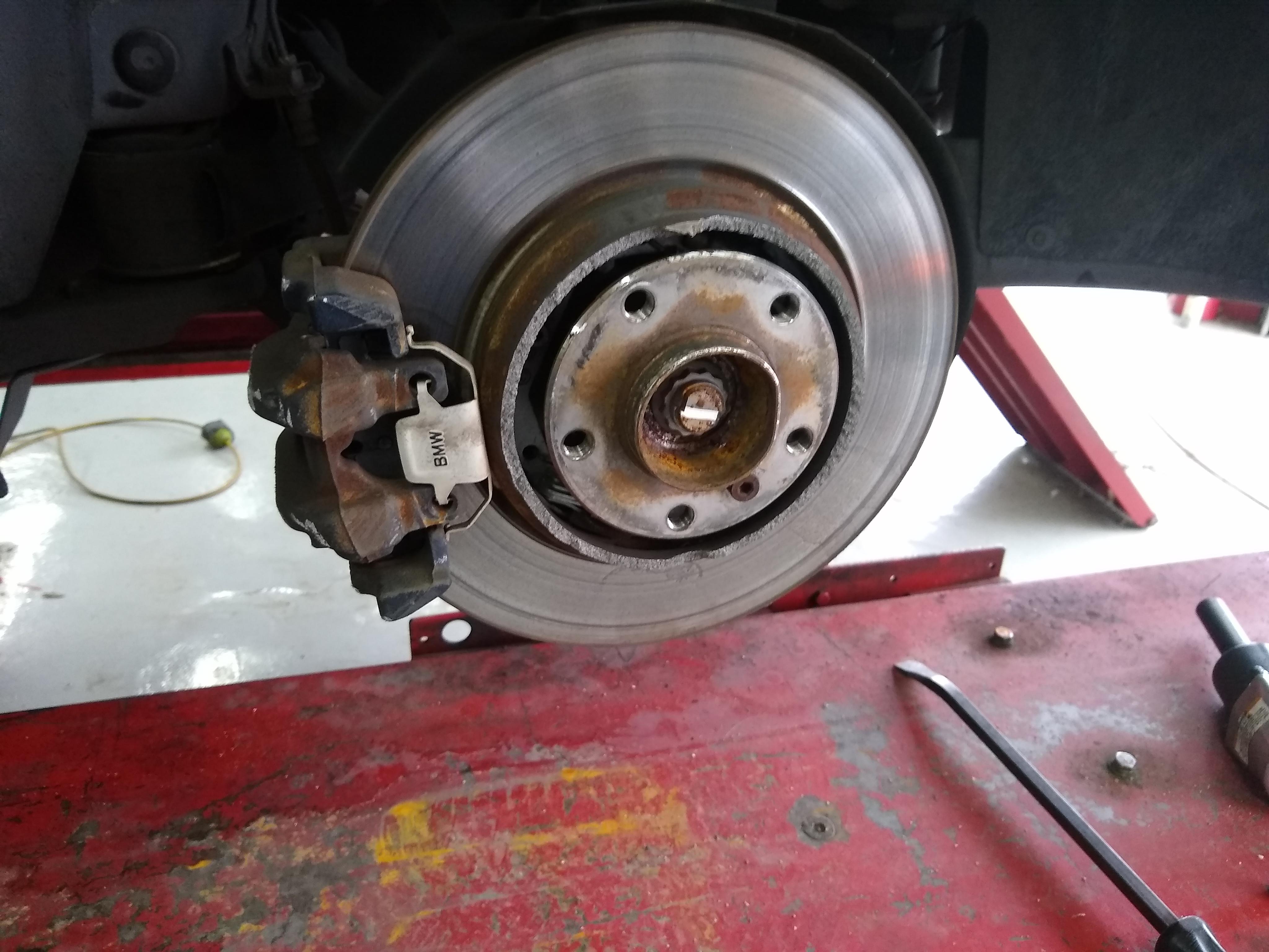 Lug nuts not tighten properly wheel came off : r/Justrolledintotheshop