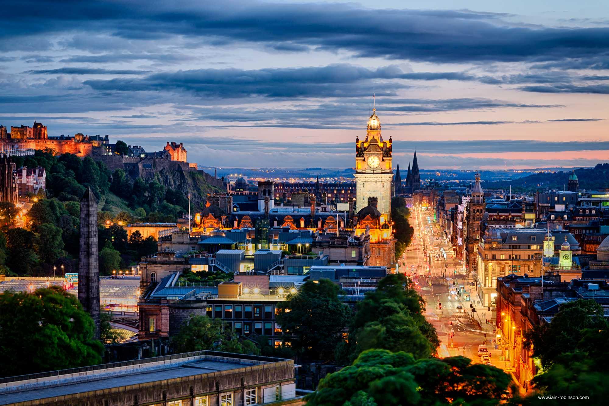 Princes Street & Edinburgh Castle, Blue Hour. [2000x1334][OC] r/CityPorn
