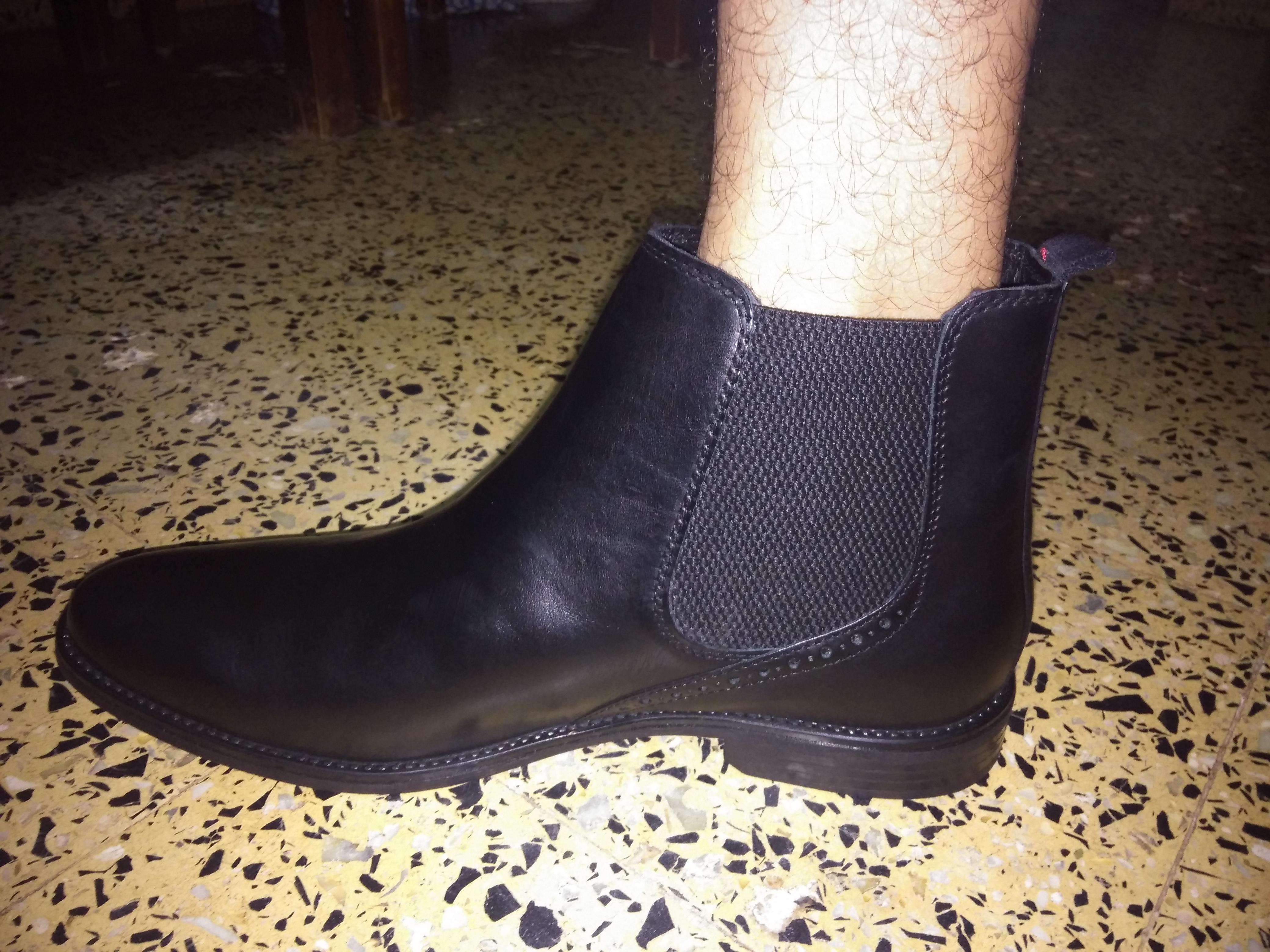 Are these Chelsea shoes supposed to fit like this? Also, they are a bit