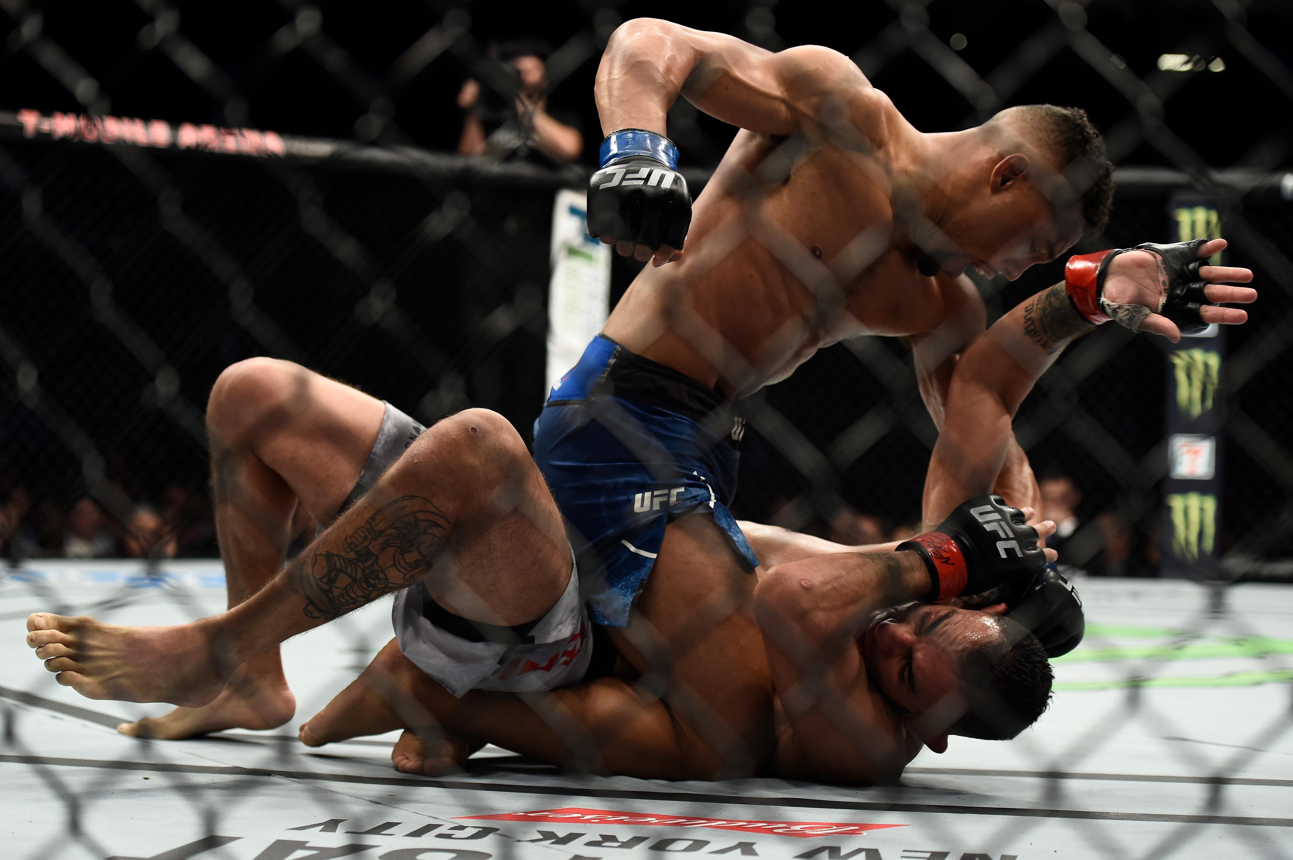 Kevin Lee with a strong full mount on Tony Ferguson before being