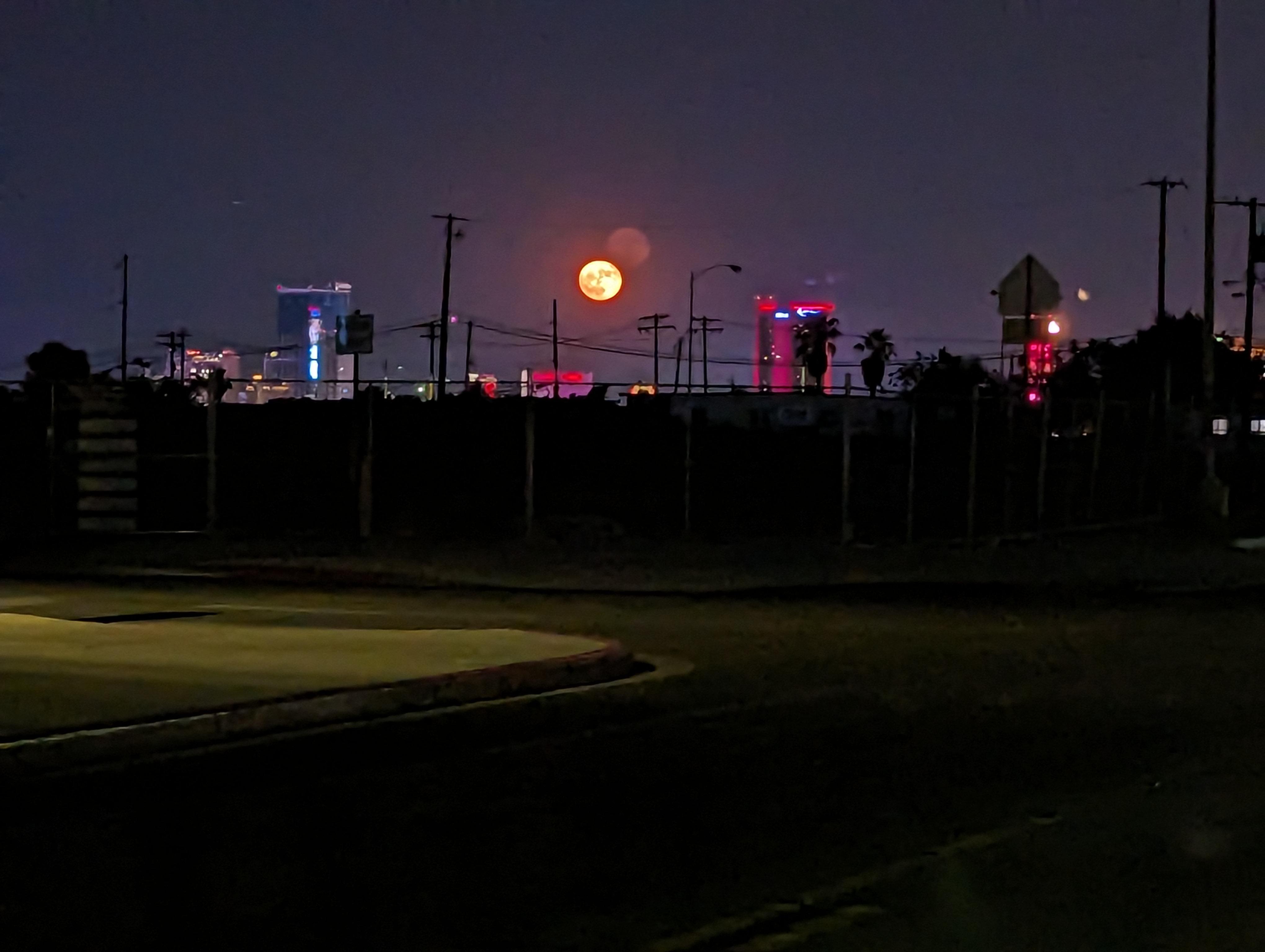 The moon is intense tonight r/vegaslocals